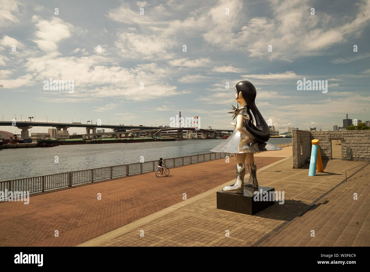 Soeur soleil en face o le Musée d'art de Hyogo à Kobe, Japon Banque D'Images