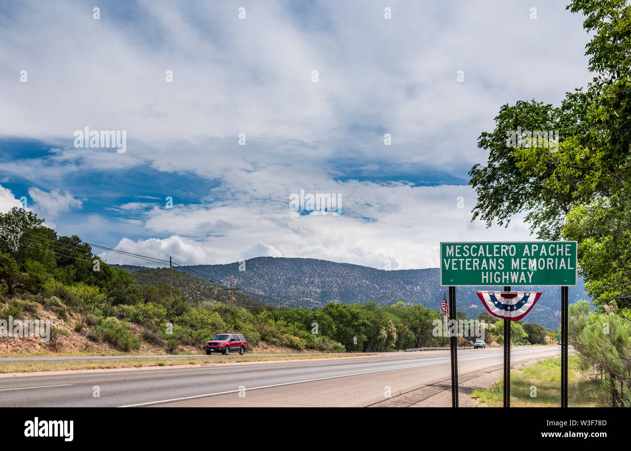 Apache Mescalero Autoroute commémorative des anciens combattants signe sur l'US Highway 70, apache Mescalero Indian Reservation, Otero County, Nouveau Mexique, Banque D'Images