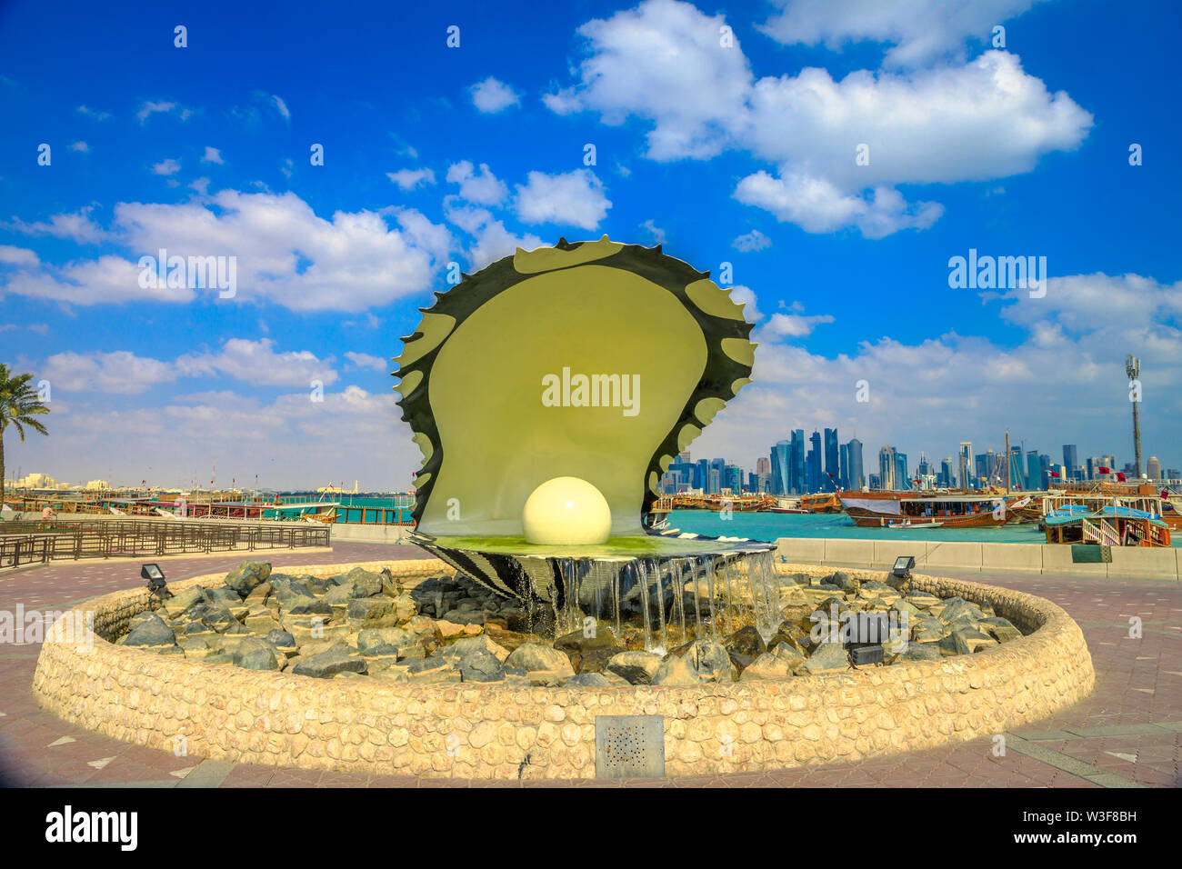 Doha, Qatar - 20 Février 2019 : l'huître perlière et emblématique Monument avec fontaine sur la Corniche, la promenade au début de Dhow Harbour. L'ouest de Doha Banque D'Images