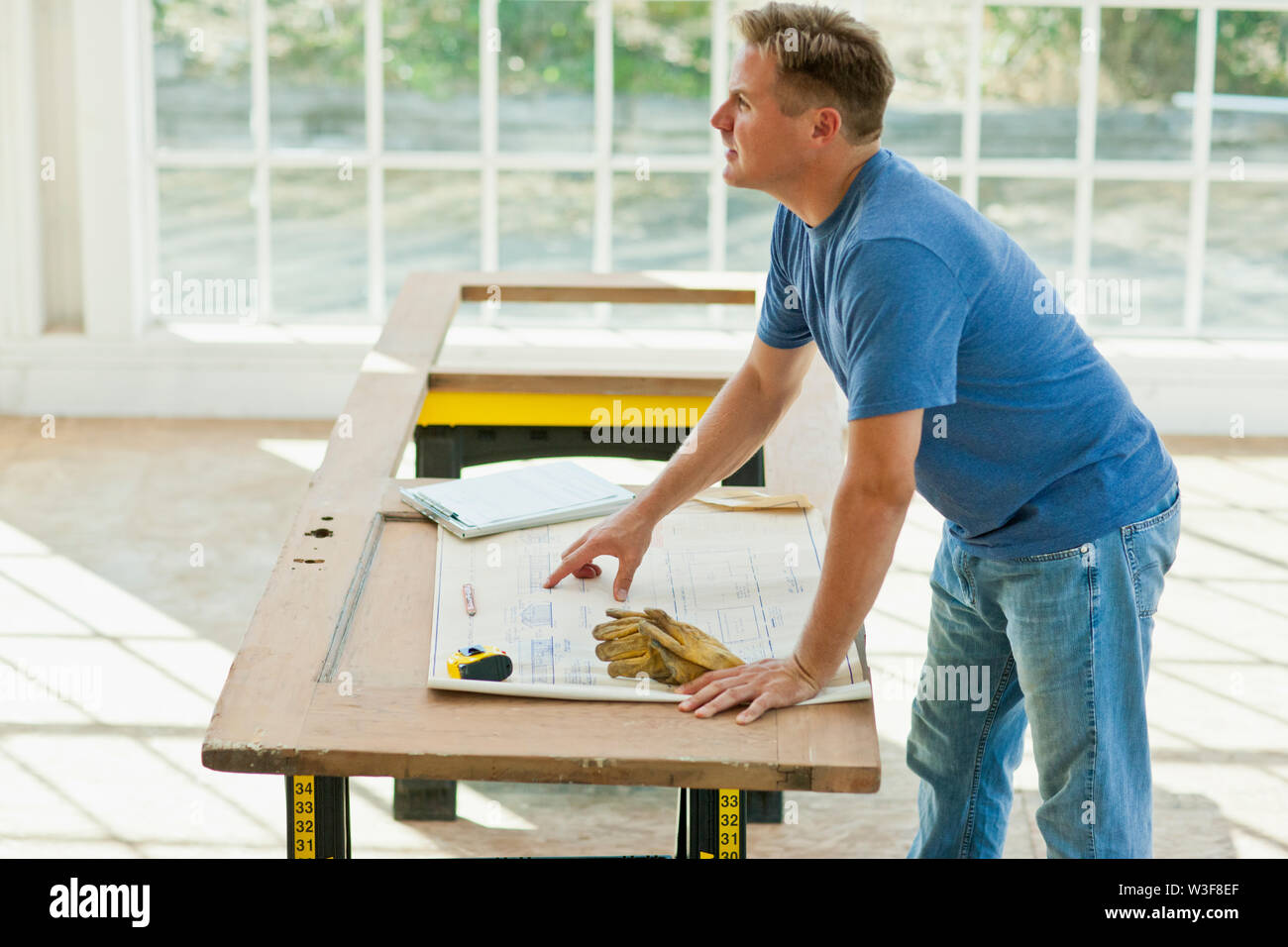 Mid adult man travaillant sur un chantier de construction. Banque D'Images