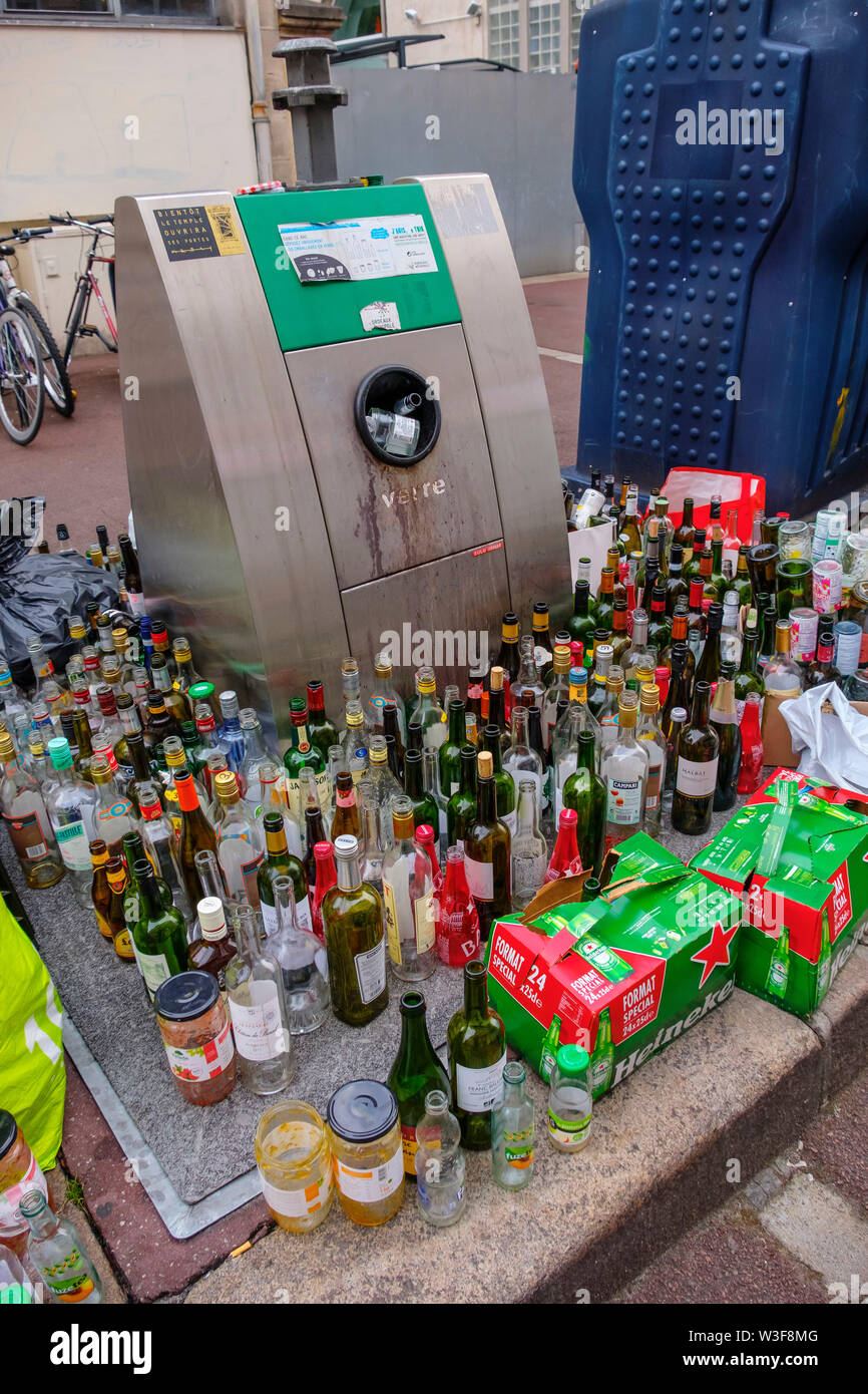 Beaucoup de bouteilles en verre vide dans un récipient en verre pour le recyclage. Bordeaux, Gironde. Région Aquitaine. France Europe Banque D'Images