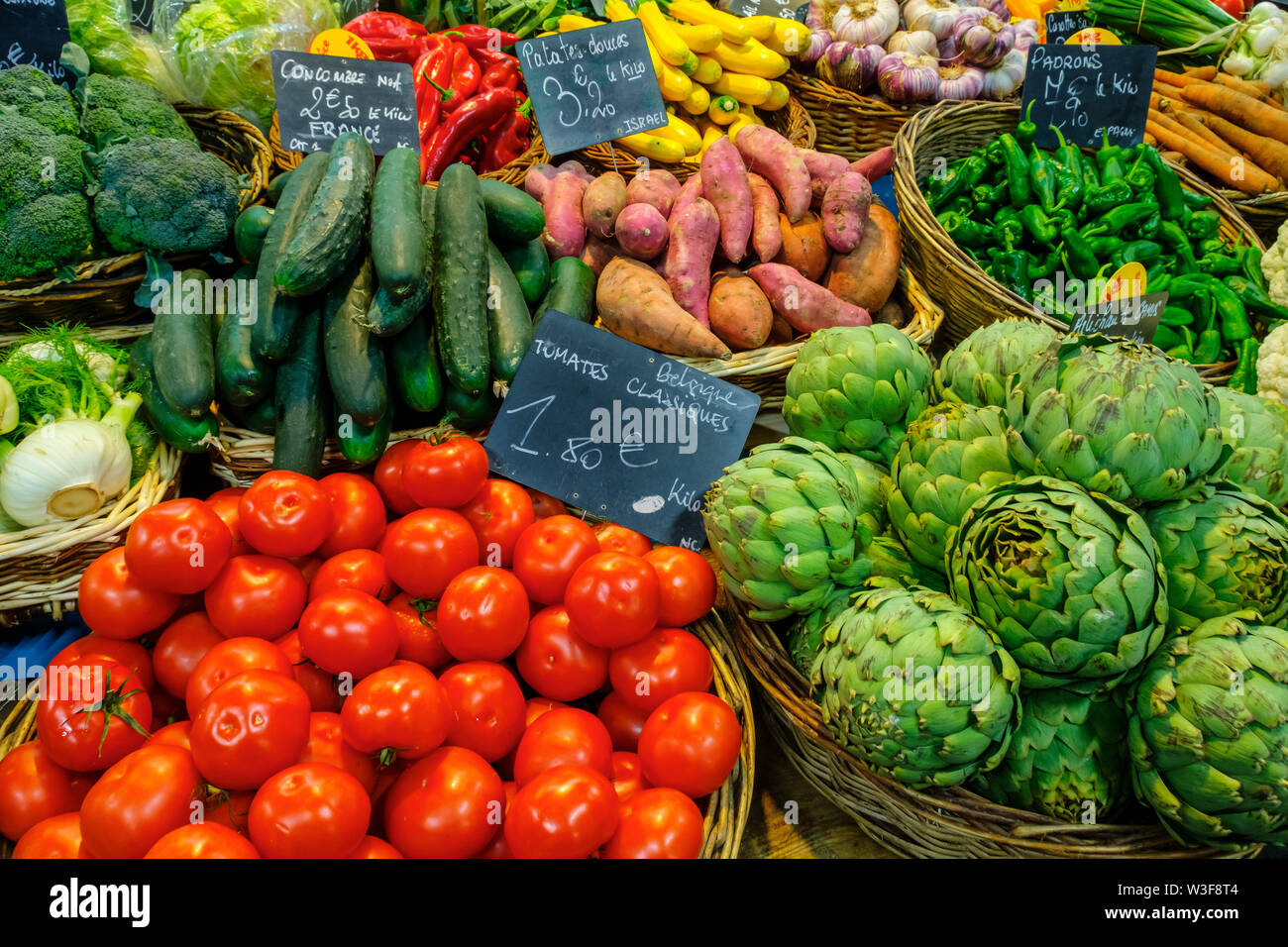 Divers légumes, tomates, artichauts, poivrons, brocoli, concombre, ail, fenouil, pommes de terre, la courgette. Marché des Capucins marché. Bordeaux, Banque D'Images