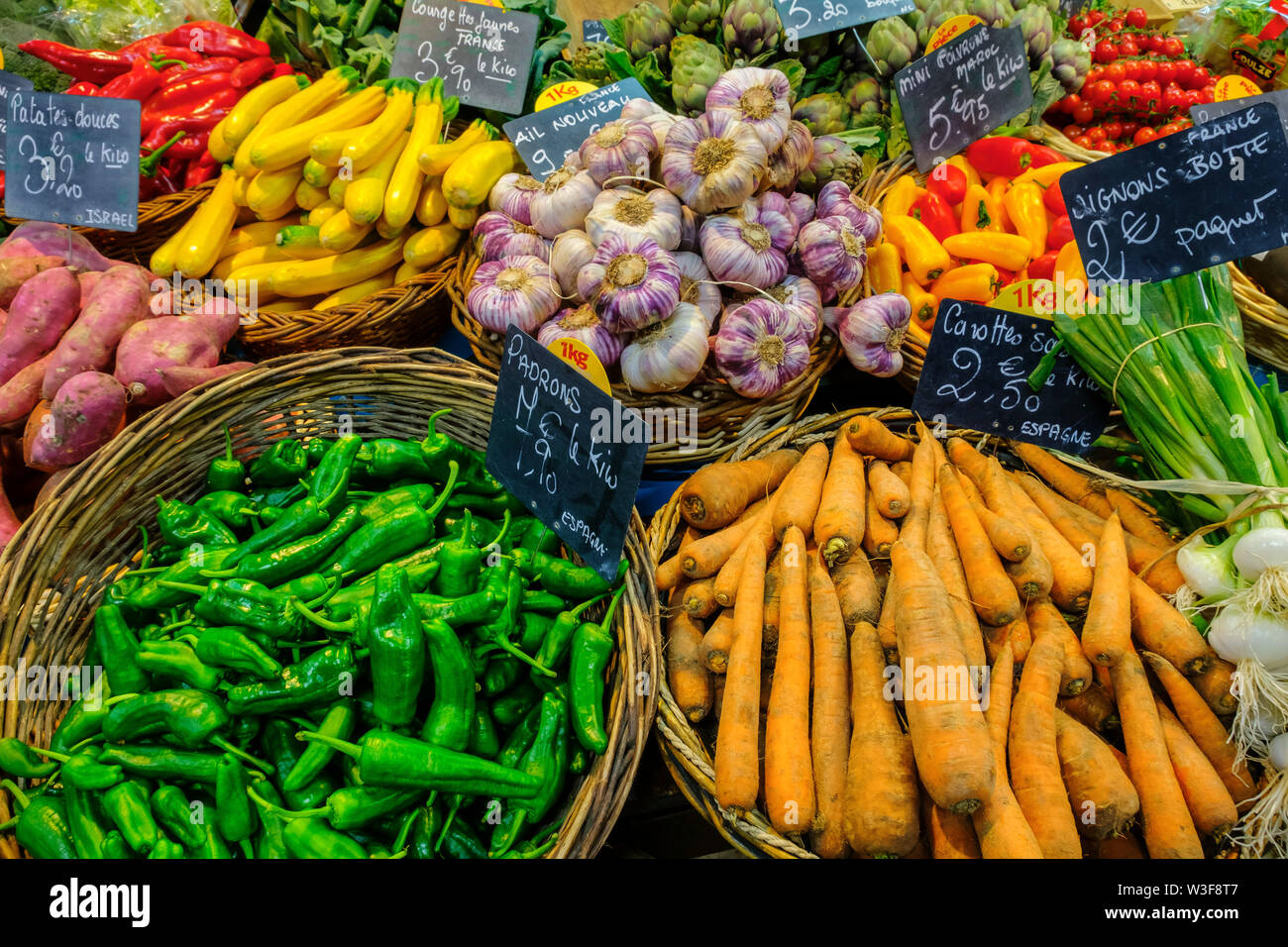 Divers légumes, carottes, poivrons, pommes de terre, la courgette, l'ail, oignons de printemps. Marché des Capucins marché. Bordeaux, Gironde. Région Aquitaine Banque D'Images