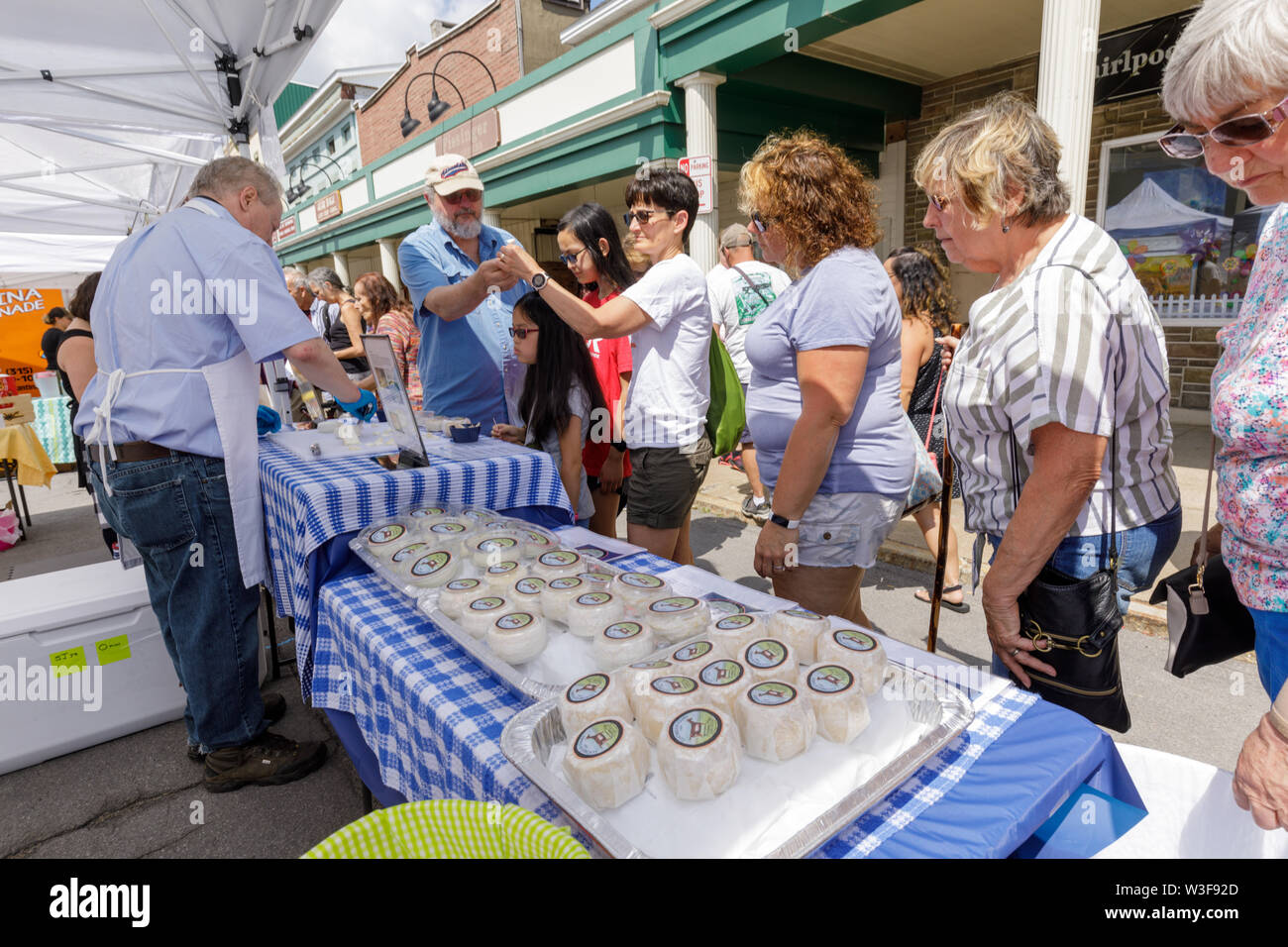 Les clients bénéficient d'échantillons à l'assemblée peu Falls Festival des fromages dans Herkimer County, New York, USA Banque D'Images