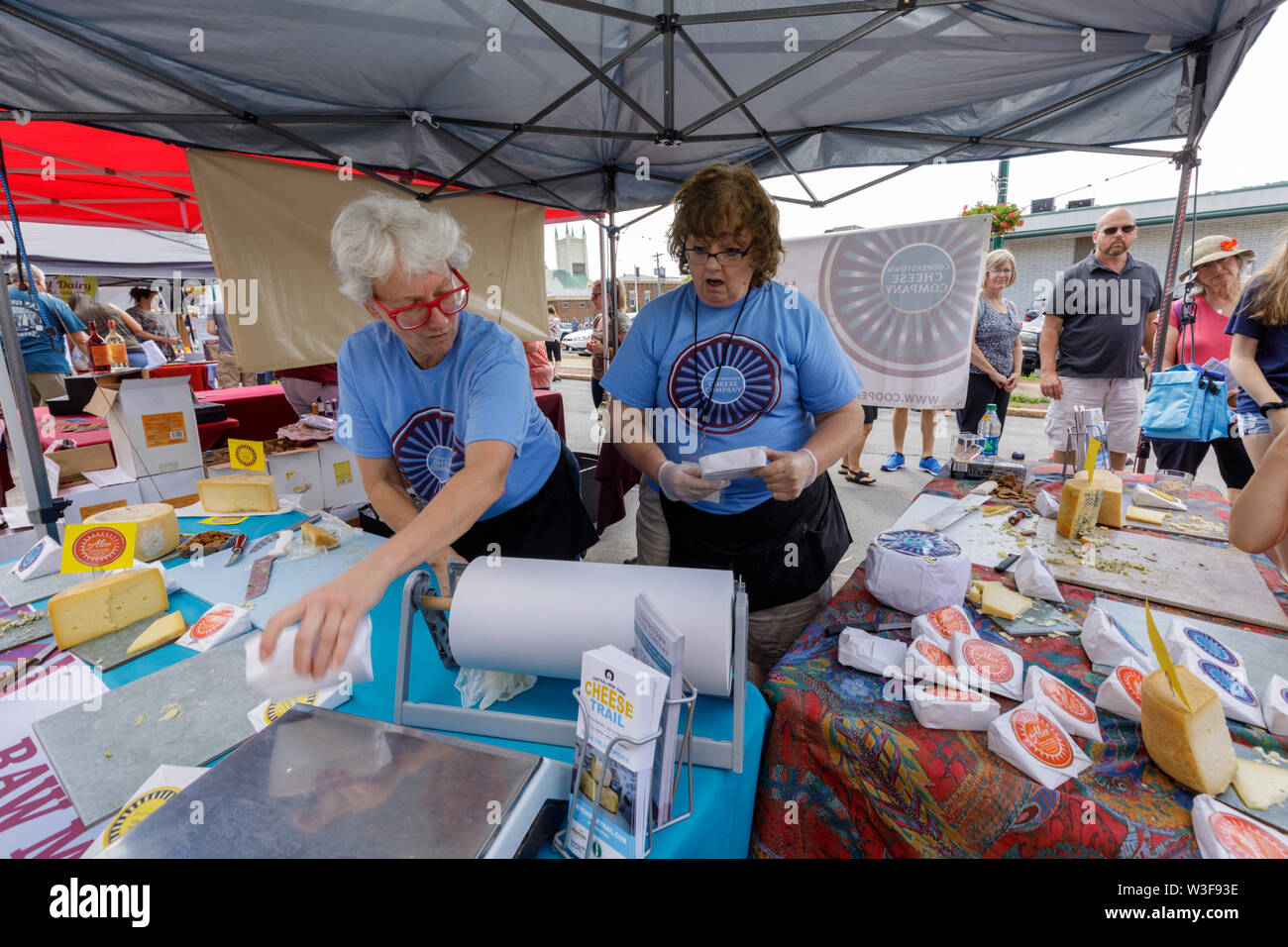 Les vendeurs de femmes à l'assemblée peu Falls Festival des fromages dans Herkimer County, New York, USA Banque D'Images