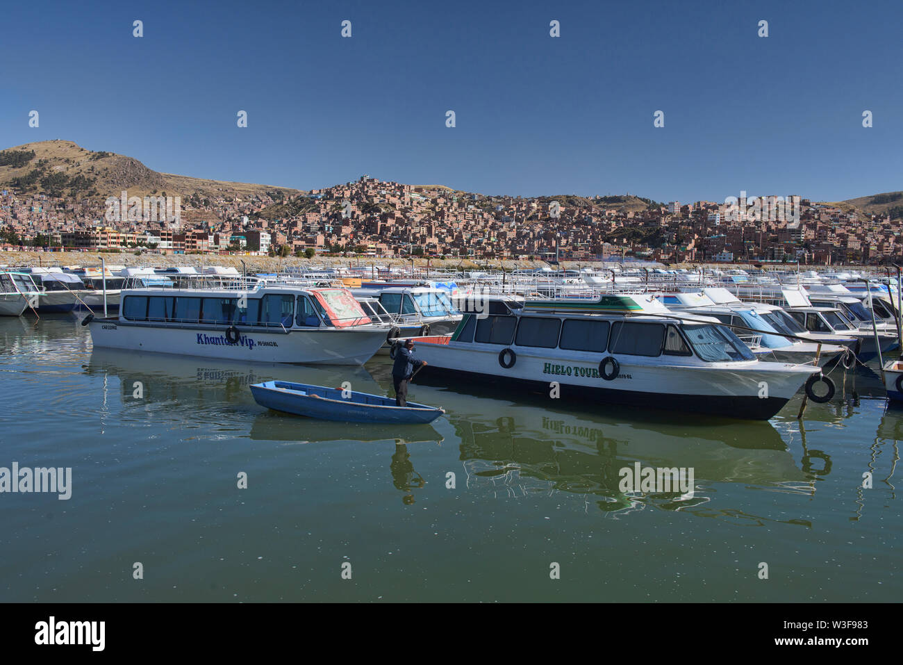 Barques et bateaux dans le port, Puno, Lac Titicaca, Pérou Banque D'Images