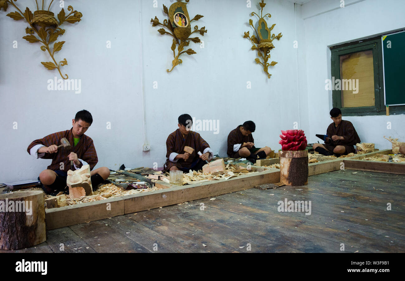Étudiants bhoutanais apprendre les arts et l'artisanat local au centre de développement de compétences, Paro, Bhoutan,Asia le 10 juin, 2019. Banque D'Images