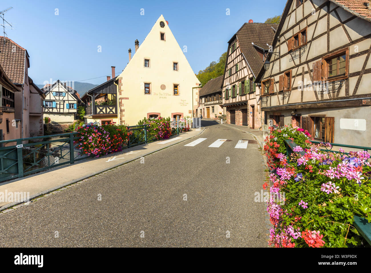 Brook dans l'ancien village d'Andlau, Alsace, France, ancien moulin de l'abbaye Banque D'Images