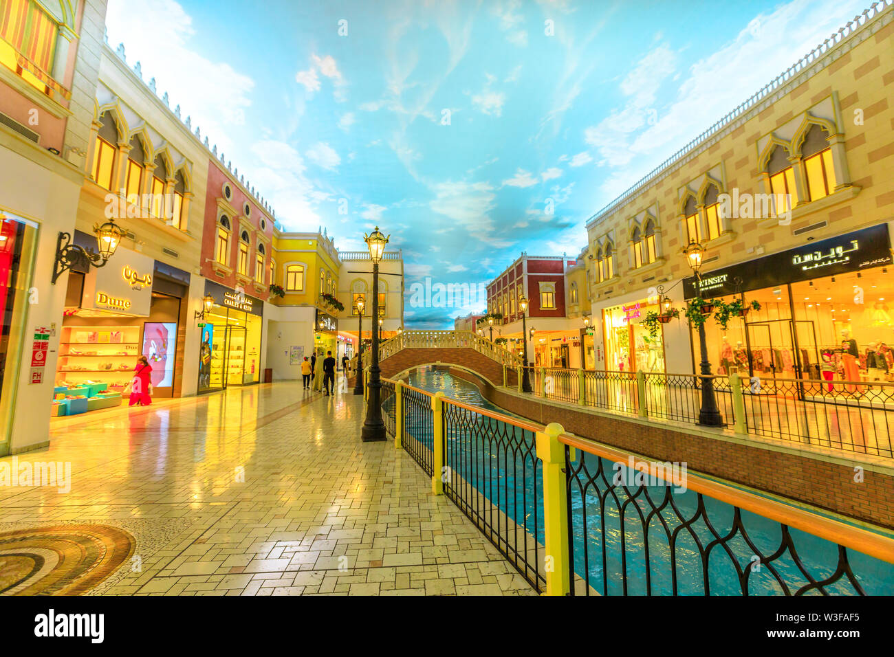 Doha, Qatar - 21 février 2019 - Canal de Venise dans le Villaggio Mall, centre commercial d'Aspire Zone. Marques de luxe, cher magasins et boutiques exclusives Banque D'Images