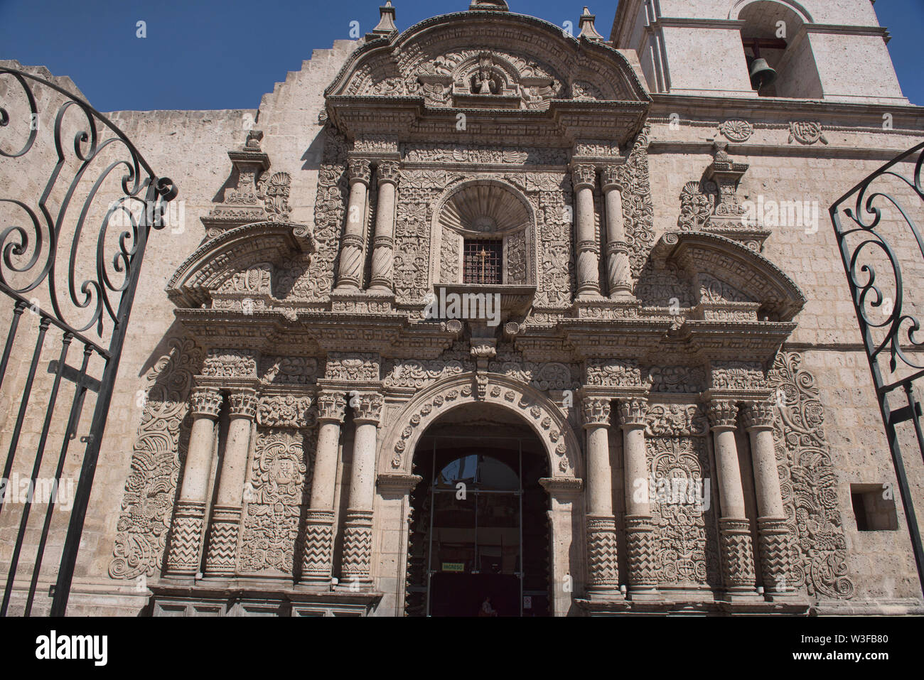 L'extérieur de l'église de Santo Domingo, construit à partir de sillar volcanique, Arequipa, Pérou Banque D'Images