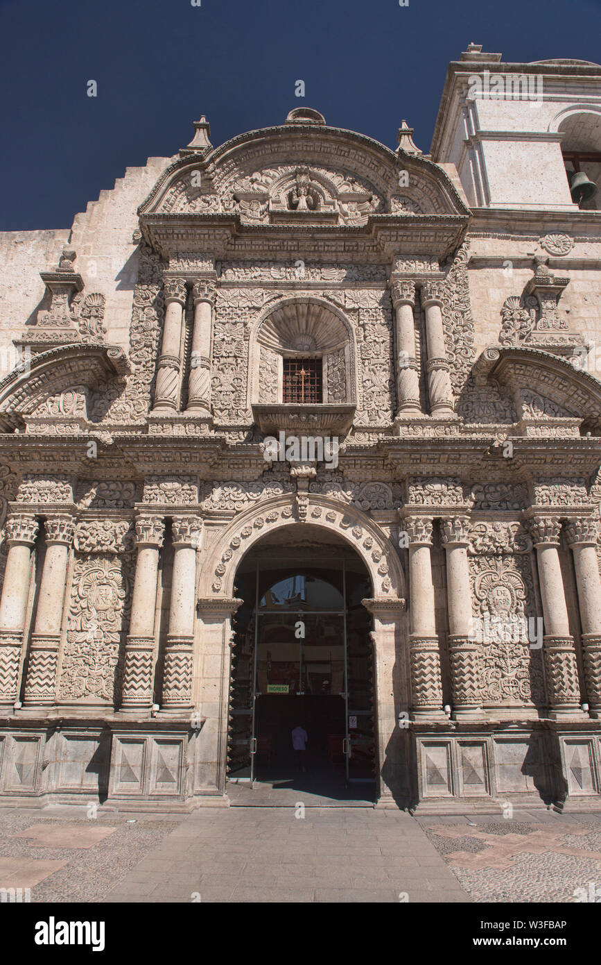 L'extérieur de l'église de Santo Domingo, construit à partir de sillar volcanique, Arequipa, Pérou Banque D'Images