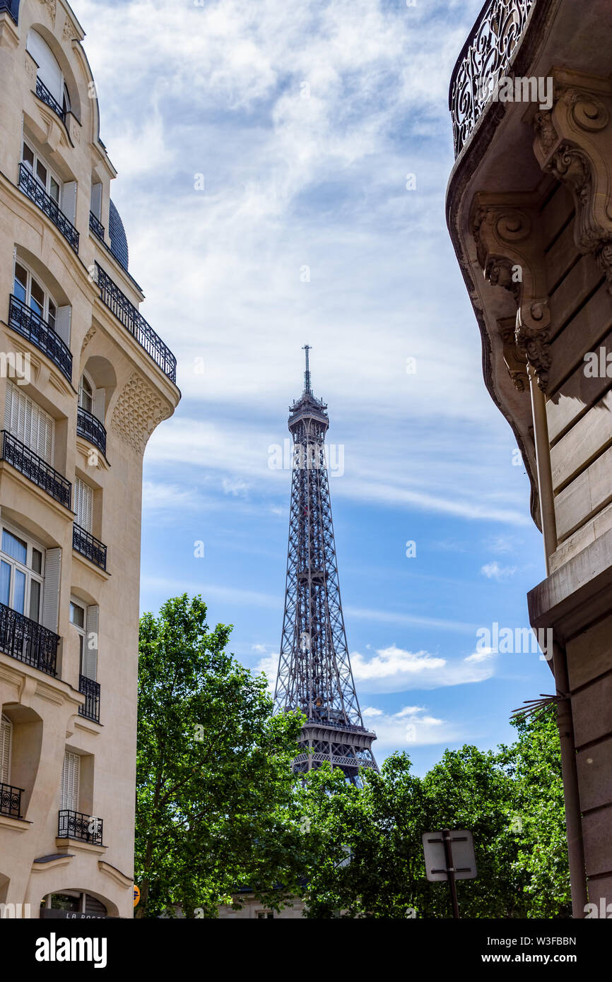La Tour Eiffel vue de Square Rapp - Paris, France Banque D'Images