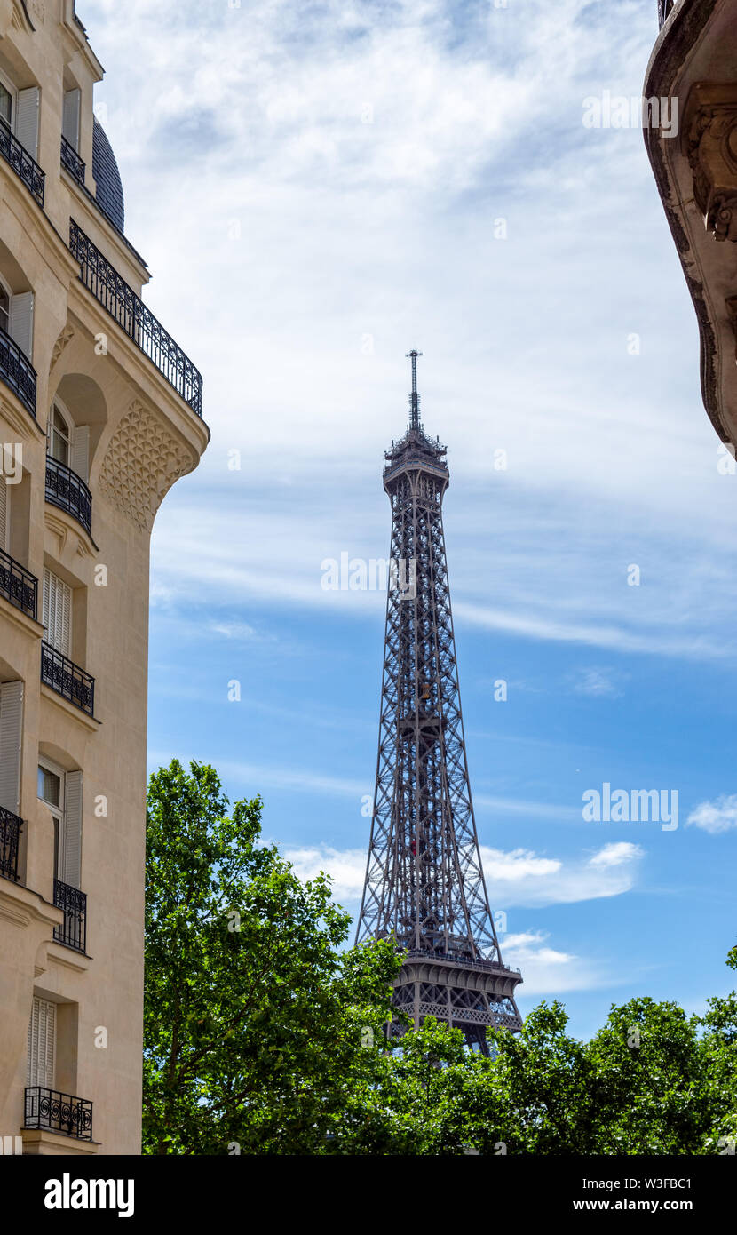 La Tour Eiffel vue de Square Rapp - Paris, France Banque D'Images