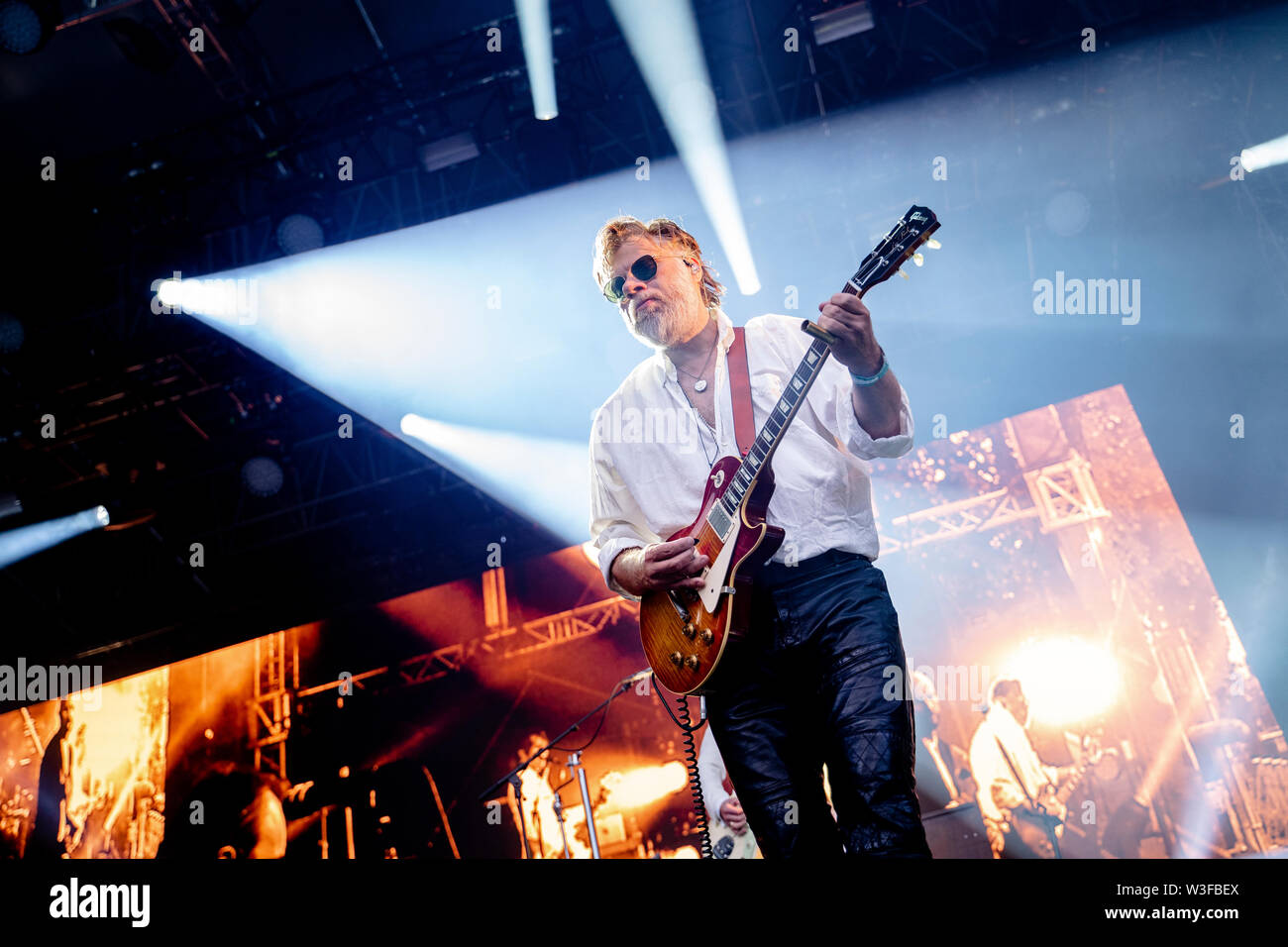 Bergen, Norvège - Juin 13th, 2019. Le rock norvégien Madrugada effectue un concert live au cours de la fête de la musique 2019 Bergenfest norvégien de Bergen. Ici guitariste Cato Thomassen est vu sur scène. (Photo crédit : Gonzales Photo - Jarle H. MEO). Banque D'Images