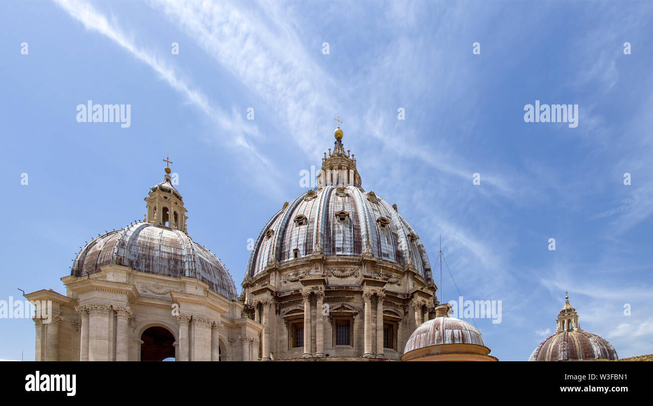 La basilique St Pierre dome vue rapprochée dans Vatican - Rome, Italie Banque D'Images