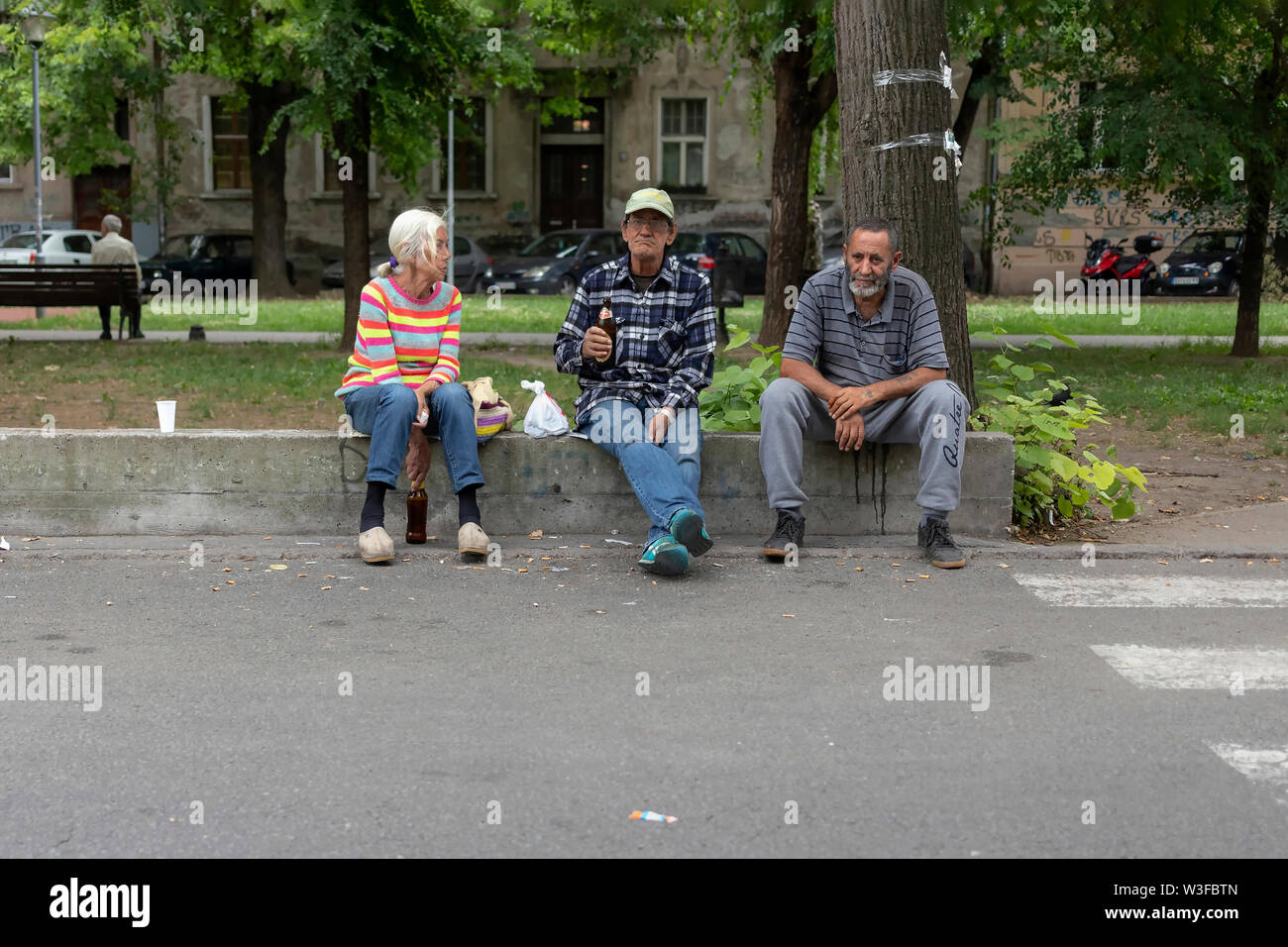 Belgrade, Serbie, 13 juillet 2019 : scène urbaine avec trois sections locales coin et boire de la bière dans la rue à Zemun Banque D'Images