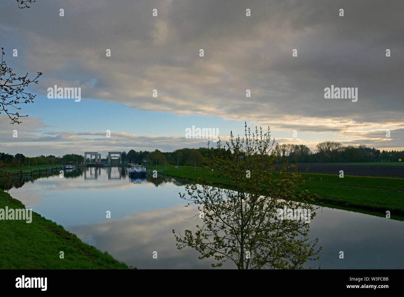 Papenburg, Allemagne/germany - mai 01, 2015 : rivière Ems et dortmund ems respectivement canal avec écluses herbrum dans l'arrière-plan Banque D'Images