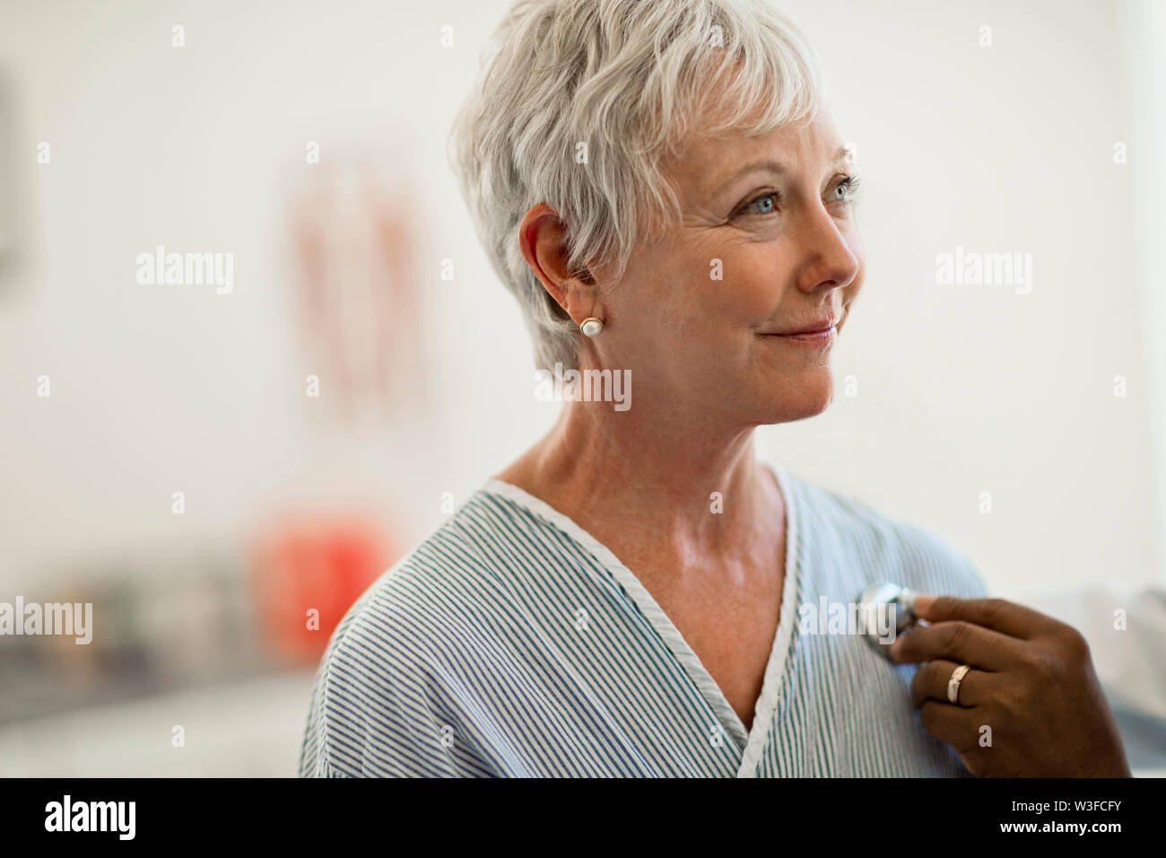 Femme mature se fait contrôlé par le médecin de pulsation. Banque D'Images