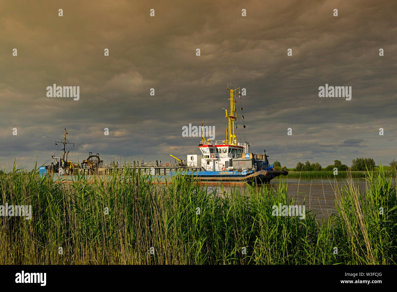 Weener, Allemagne - 29 juin 2016 : la drague à succion hegemann 2 (9017551) au travail de l'OMI sur la rivière Ems pour maintenir la profondeur de l'eau requis pour la Banque D'Images