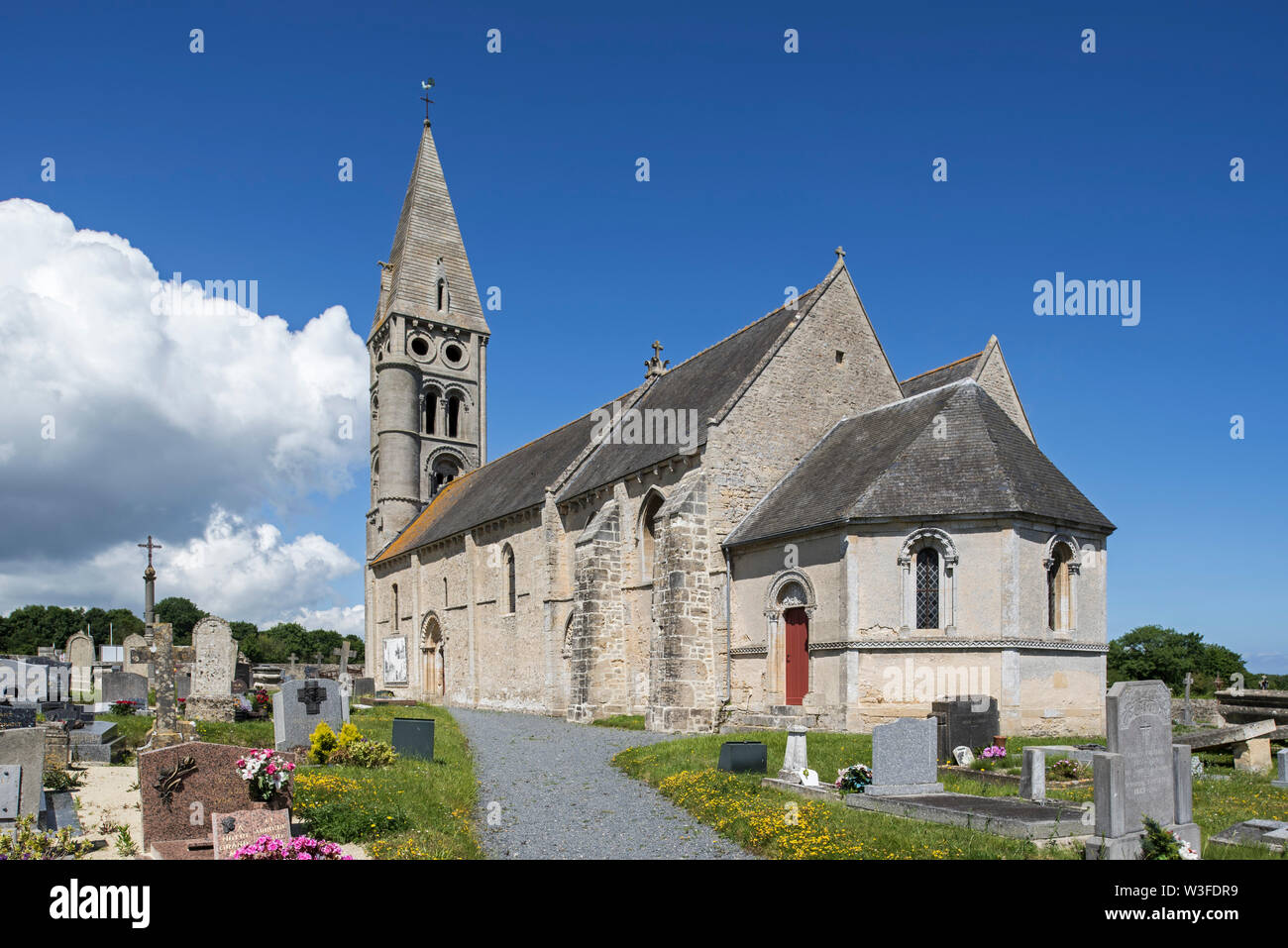 Église Notre-Dame de l'Assomption de Colleville au village Colleville-sur-Mer, Calvados, Normandie, France Banque D'Images
