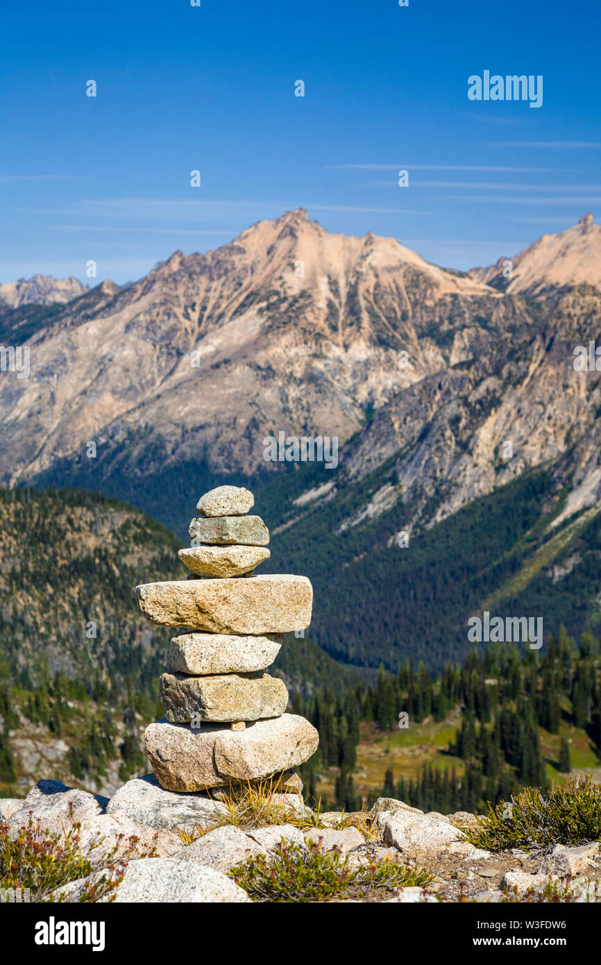 Pile de roches, pierres cairn dans les montagnes, Cascades Nord Parc National, l'État de Washington. Randonnées, désert, en direction de concept. Banque D'Images