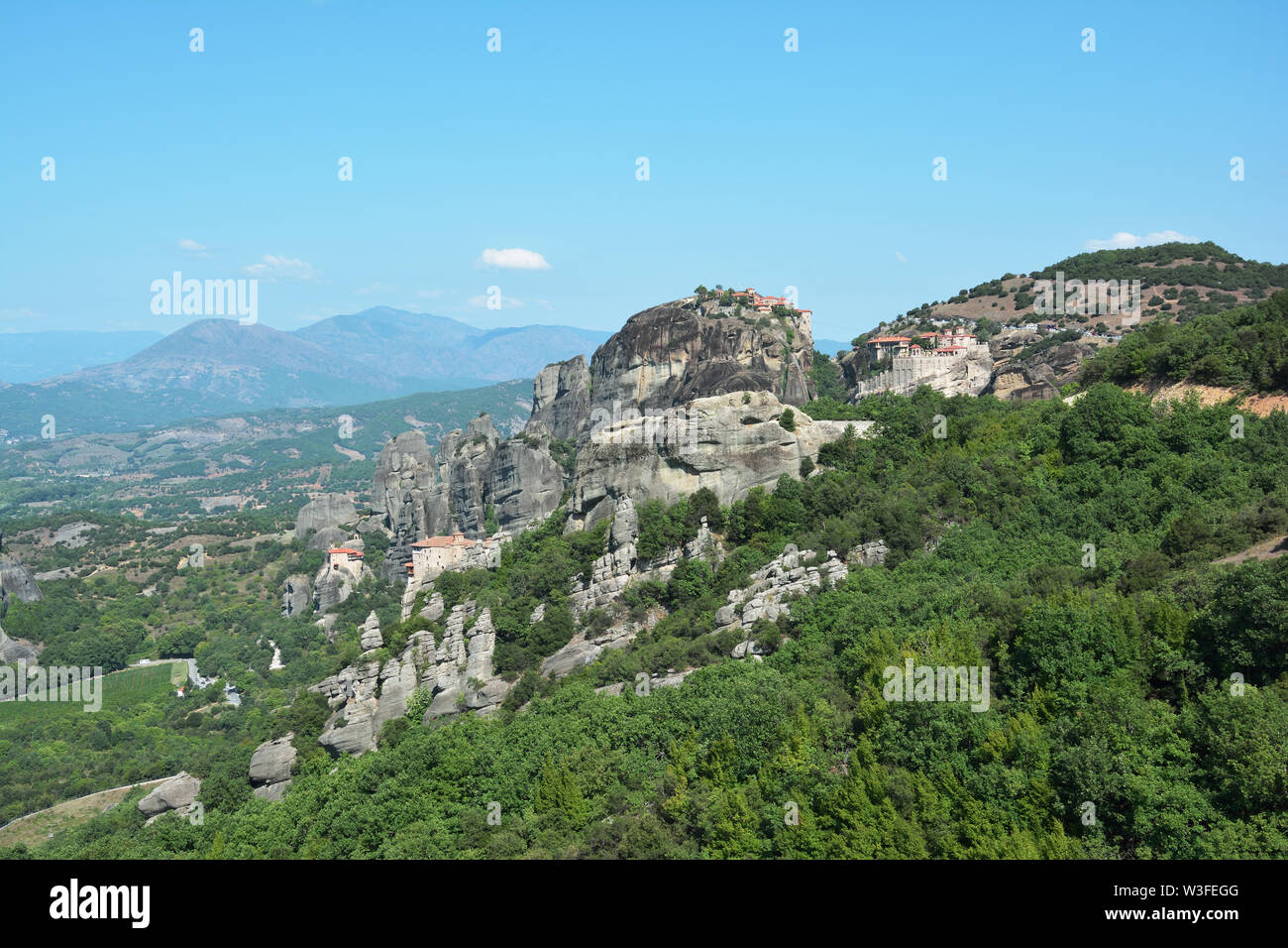 Vue panoramique de quelques formations de roche géologique et les quatre des six saints monastères des Météores à Trikala, Grèce Banque D'Images