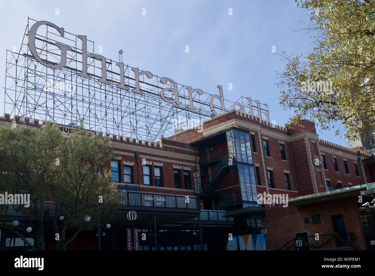 SAN FRANCISCO, California, UNITED STATES - 25 NOV 2018 : Ghirardelli Square signe au-dessus de la célèbre fabrique de chocolat à Fisherman Wharf Banque D'Images