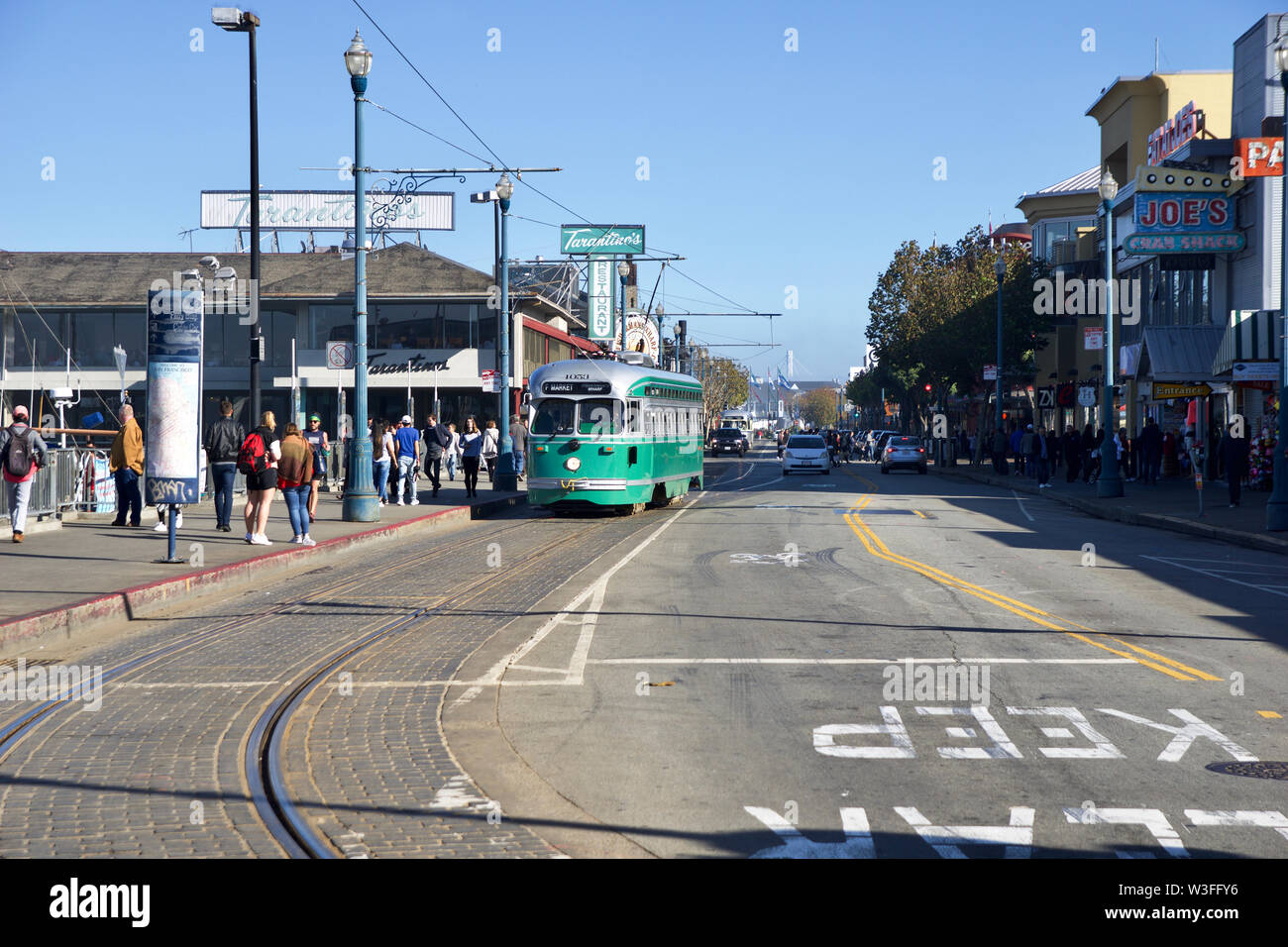 SAN FRANCISCO, California, UNITED STATES - 25 NOV 2018 : F-line streetcar PCC Antique no1053 Brooklyn à Fisherman's Wharf Banque D'Images