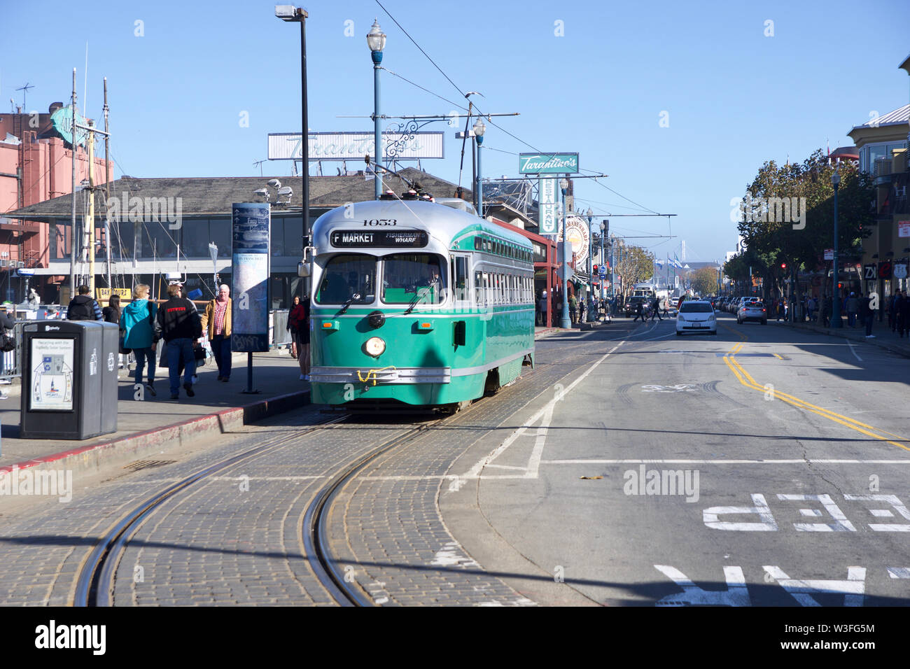 SAN FRANCISCO, California, UNITED STATES - 25 NOV 2018 : F-line streetcar PCC Antique no1053 Brooklyn à Fisherman's Wharf Banque D'Images