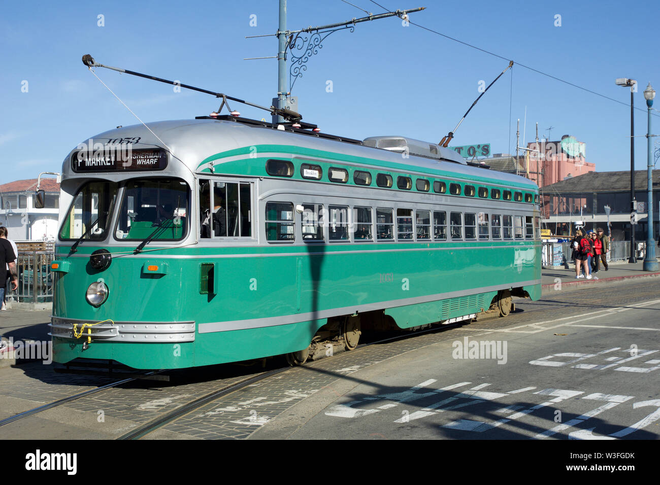 SAN FRANCISCO, California, UNITED STATES - 25 NOV 2018 : F-line streetcar PCC Antique no1053 Brooklyn à Fisherman's Wharf Banque D'Images