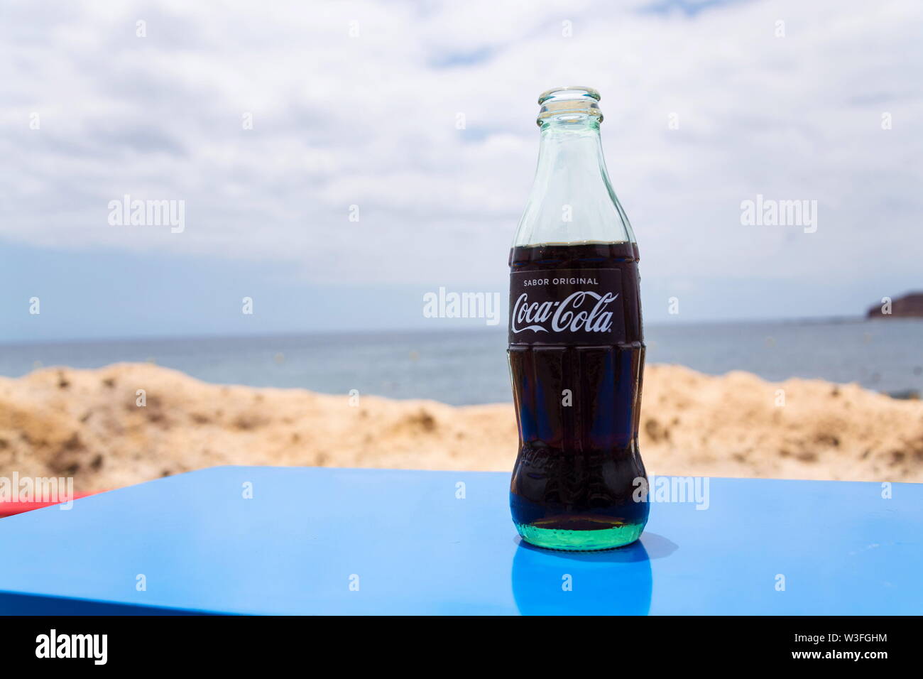 Bouteille de coke mer Banque de photographies et d’images à haute ...