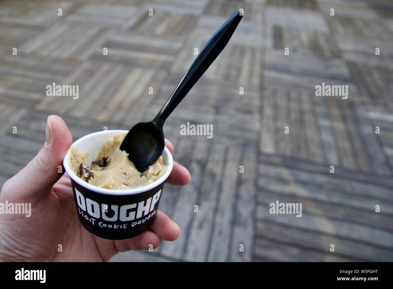 SAN FRANCISCO, California, UNITED STATES - 25 NOV 2018 : Safe-à-manger de monster cookie dough avec chocolat dans petite partie bowl Banque D'Images