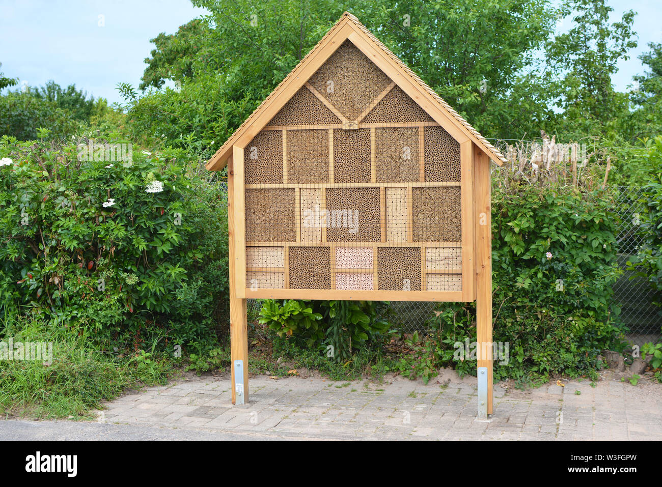 Insectes de Big wood house hotel structure créée pour fournir un abri pour les insectes comme les abeilles pour empêcher l'extinction Banque D'Images