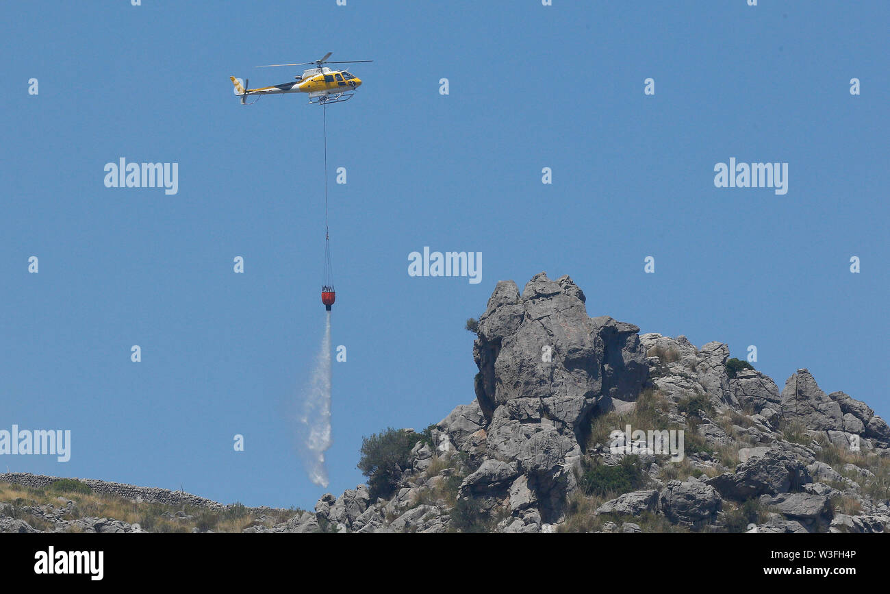 Palma de Majorque / Espagne - 9 juillet 2019 : hélicoptère pompier vu pendant son wok pour éteindre un feu autour de la montagne Sa Calobra. Banque D'Images