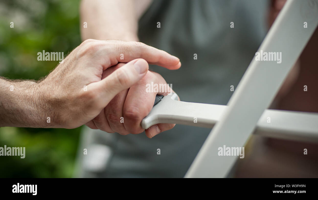L'Eskrima et wushu démontre l'instructeur technique de combat à la machette avec son élève. Long Couteau arme de la formation. Démonstration avec l'épée en plastique Banque D'Images