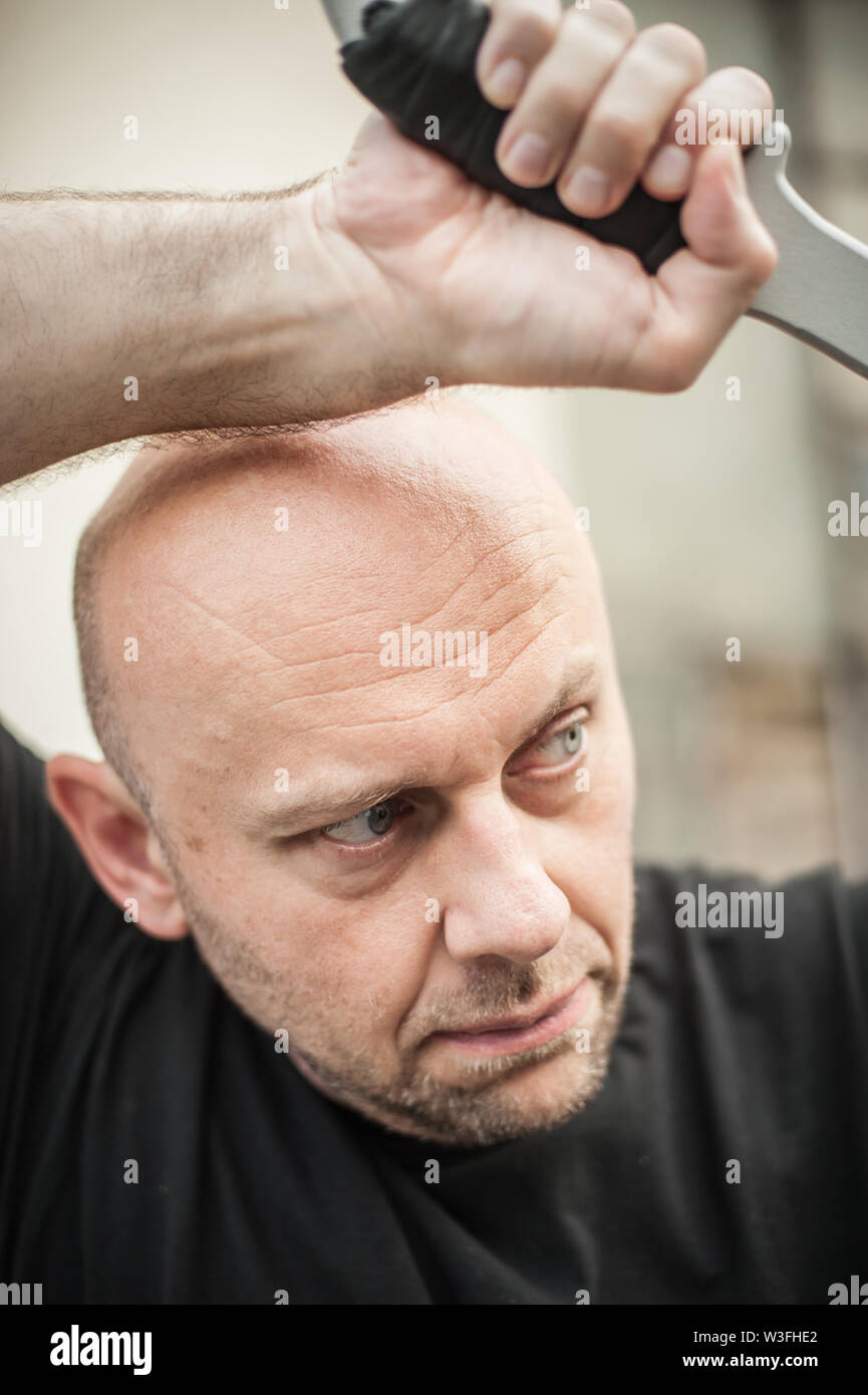 L'Eskrima et wushu démontre l'instructeur technique de combat à la machette avec son élève. Long Couteau arme de la formation. Démonstration avec l'épée en plastique Banque D'Images