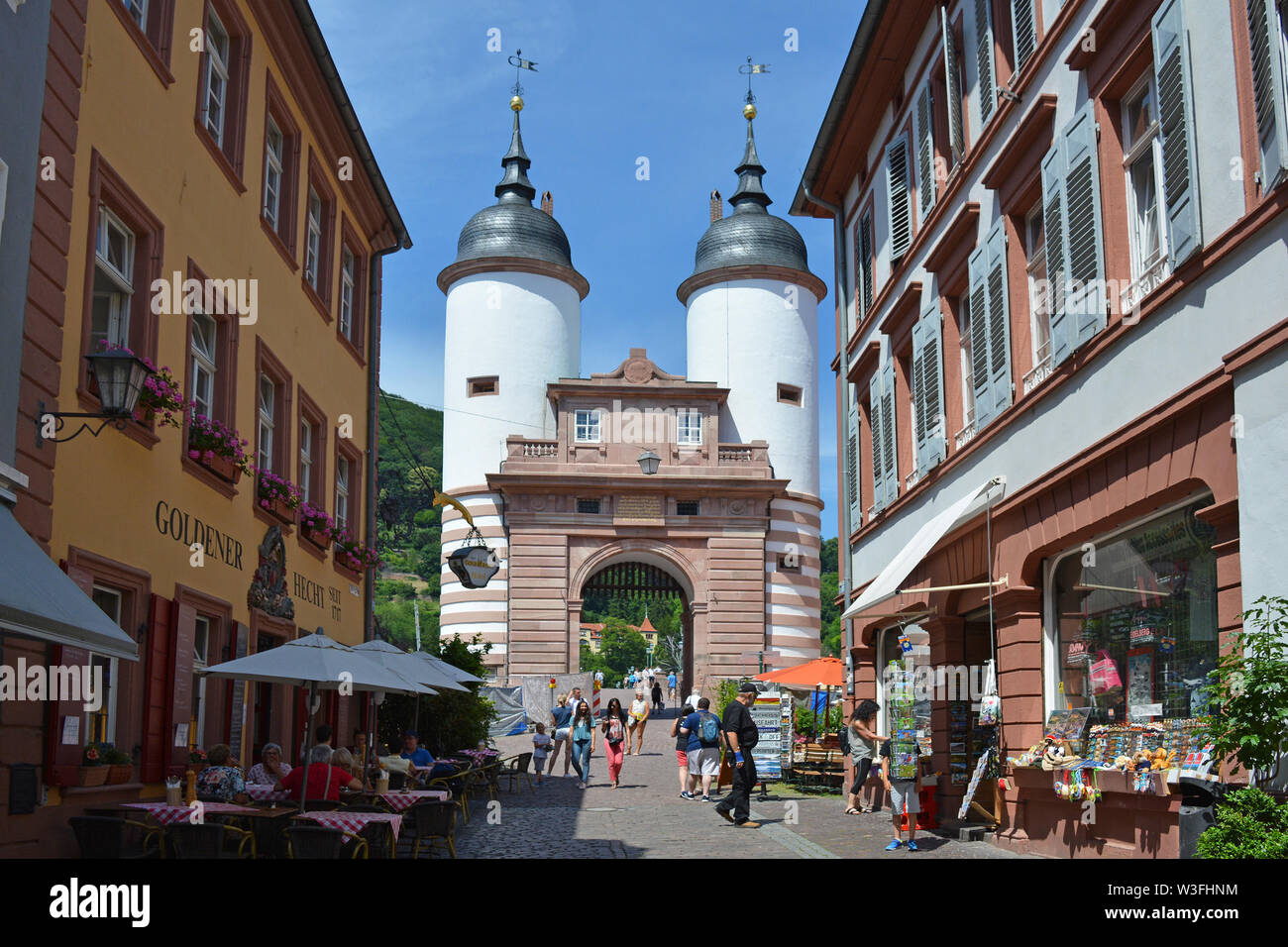 Gate à vieille 'Karl Theodor' pont sur le Neckar en centre-ville après restauration sur une journée ensoleillée à Heidelberg, Allemagne Banque D'Images