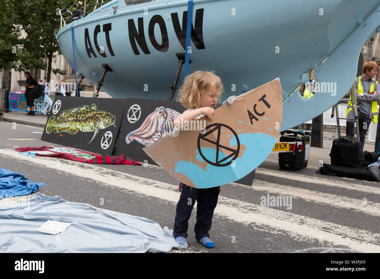 L'environnement et du changement climatique de la rue Fleet bloc manifestants le premier jour d'une semaine de protestations à l'échelle du pays en utilisant l'aide de cinq bateaux d'arrêter le trafic à Cardiff, Glasgow, Bristol, Leeds, et à Londres, le 15 juillet 2019, à Londres, en Angleterre. Le groupe demande au gouvernement de déclarer une urgence climatique, disant que c'était un début d'été de cinq jours uprising" et que "l'écocide" devrait être une infraction pénale en droit. Banque D'Images