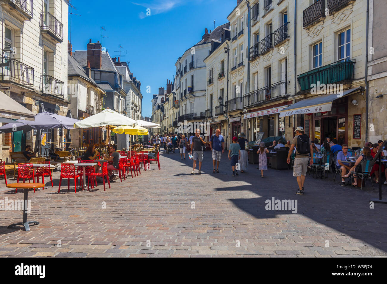 Cafés et restaurants de Rue du Commerce, Tours, France. Banque D'Images