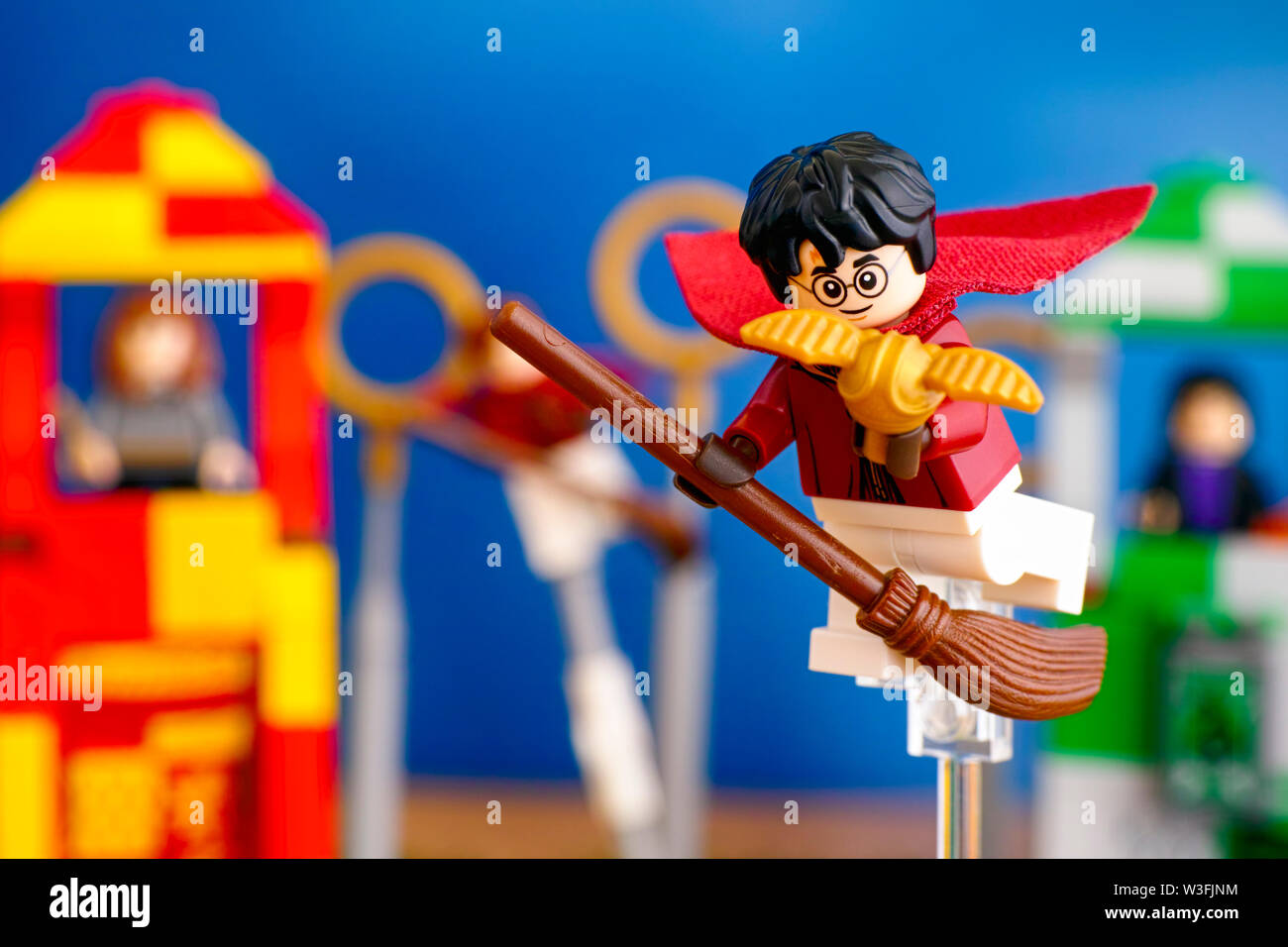 Tambov, Fédération de Russie - le 20 janvier 2019 LEGO Harry Potter sur le  balai d'or capturé vif et gagner le match de Quidditch Photo Stock - Alamy