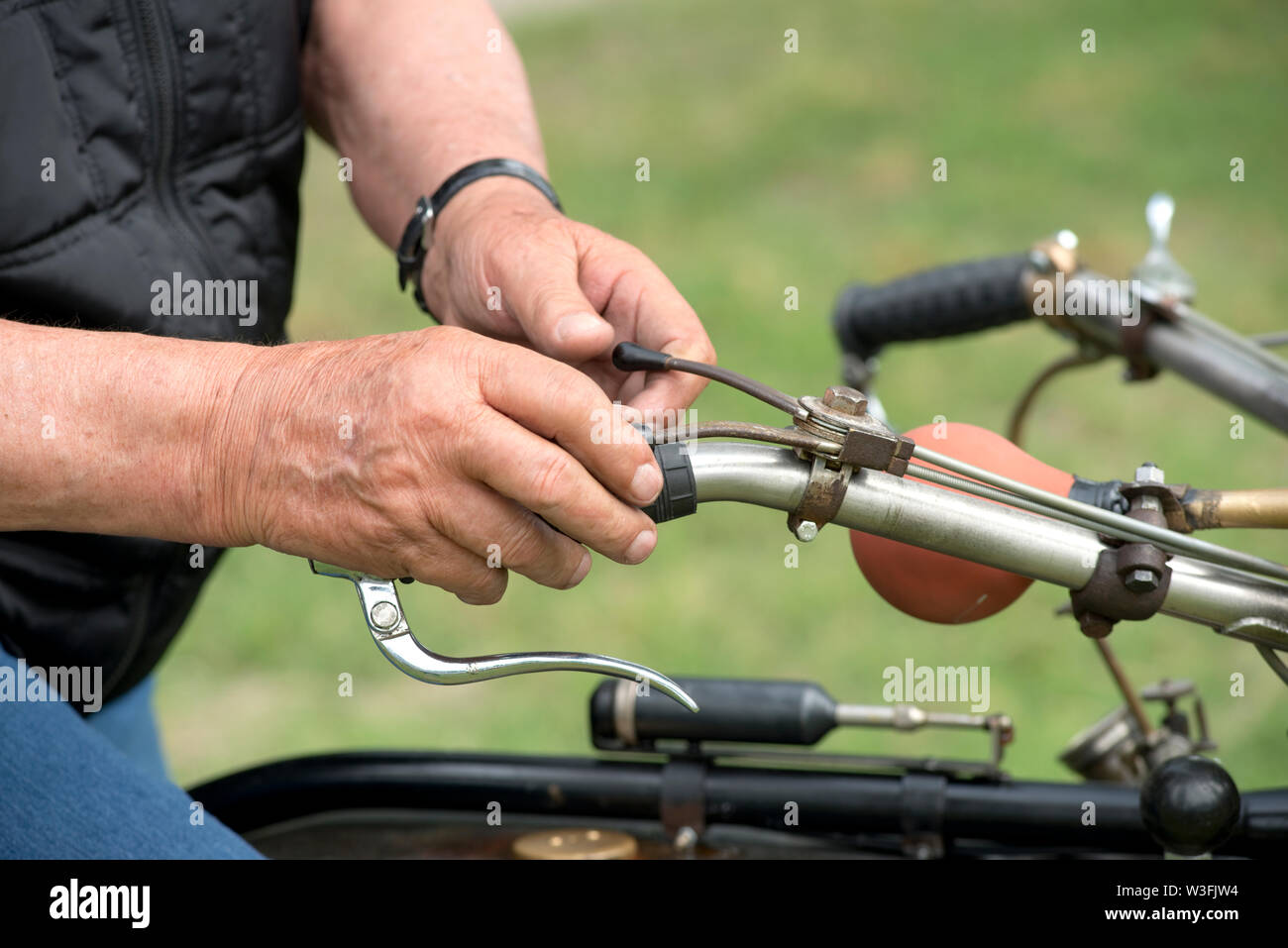 Man main tenant le guidon d'une moto vintage Banque D'Images