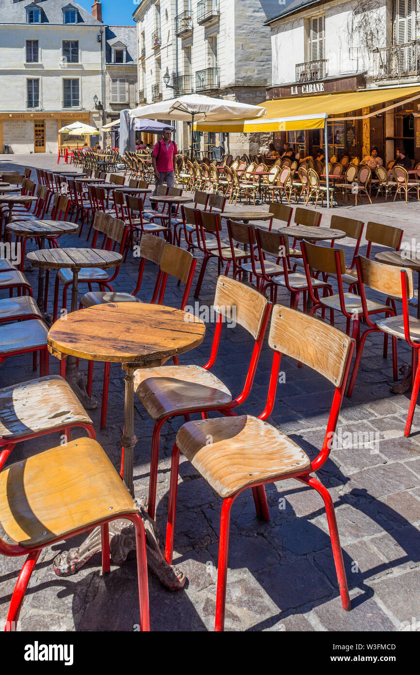 Tables et chaises sur les terrasses et rues piétonnes du vieux Tours, France. Banque D'Images