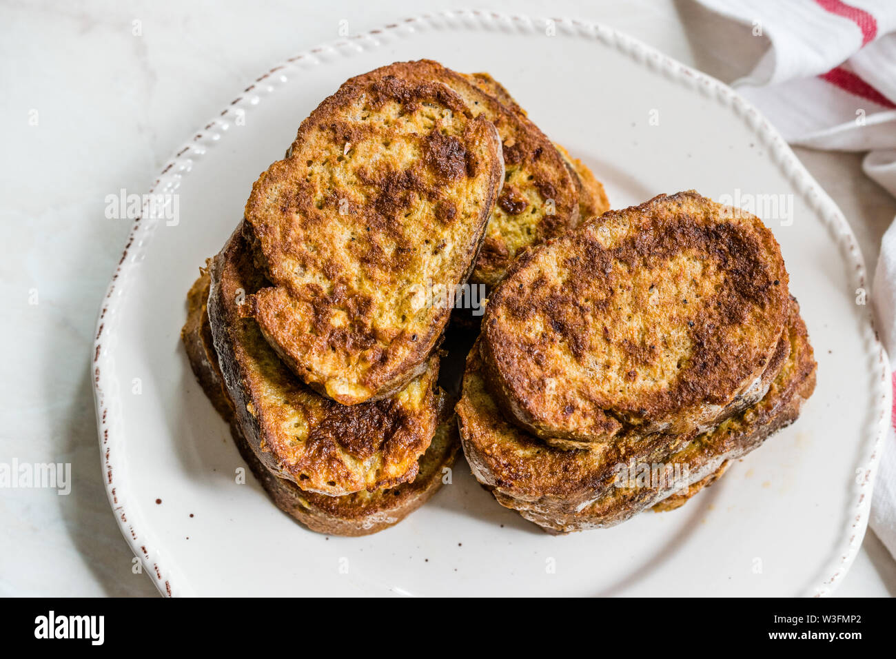 Oeuf Yumurtali / pain turc ekmek / French Toast. Recette traditionnelle Banque D'Images