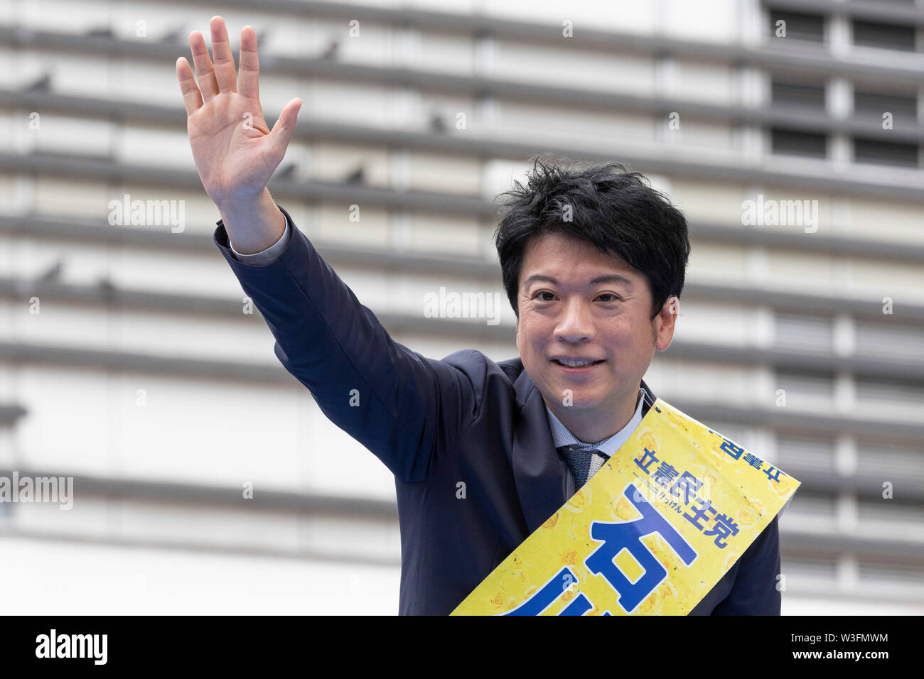 Tokyo, Japon. 15 juillet, 2019. La Constitution de l'opposition Parti Démocratique du Japon (CDP) d'Ishikawa Taïga candidat participe à un événement de campagne à l'extérieur de la gare de Shinjuku. Yukio Edano chef du parti constitutionnel démocratique du Japon (CDP) ont témoigné leur appui pour le parti d'autres candidats pour le 21 juillet Chambre des conseillers élection. Credit : Rodrigo Reyes Marin/AFLO/Alamy Live News Banque D'Images