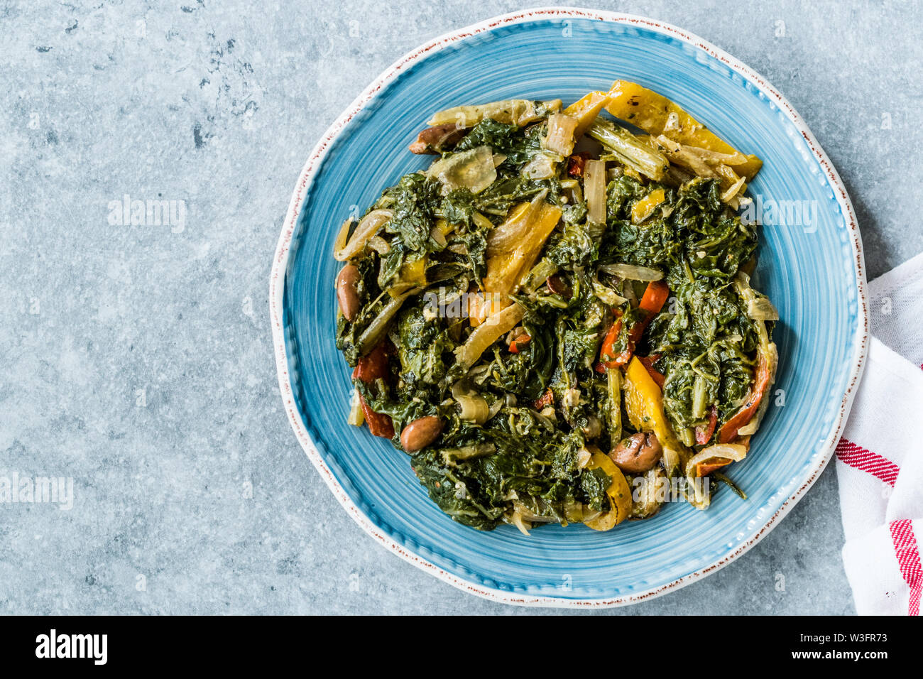 Des aliments sains à carde avec de l'huile d'olive, amandes et julienne de légumes nourriture turque Pazi. Recette organiques traditionnelles. Banque D'Images