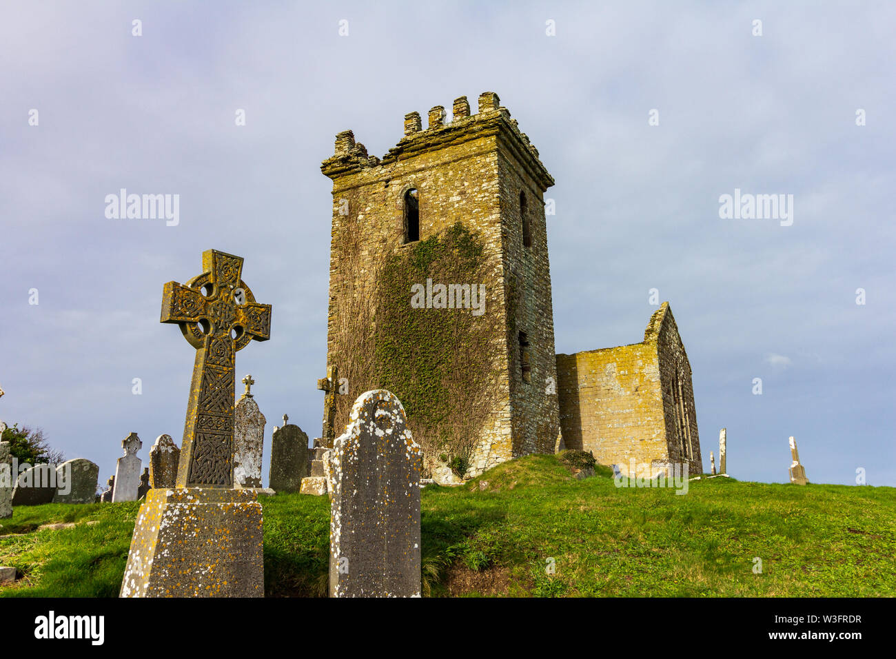 Dans un champ sur l'anneau du crochet, comté de Wexford, Irlande sont les ruines de l'Église Templetown Banque D'Images