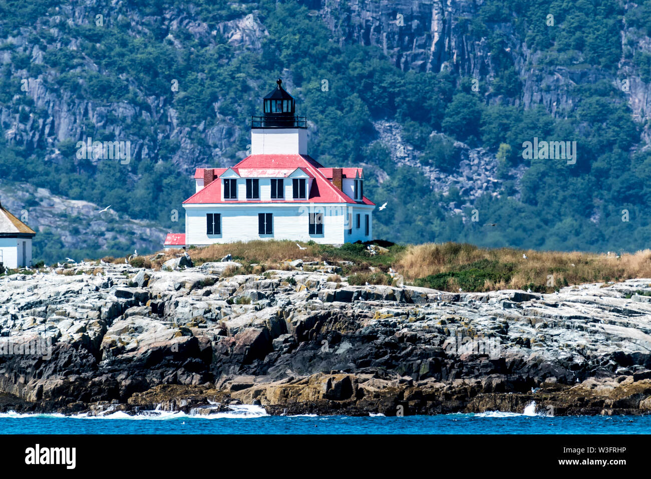 Egg Rock Lighthouse en plein soleil close up pris sur un après-midi d'été. Banque D'Images