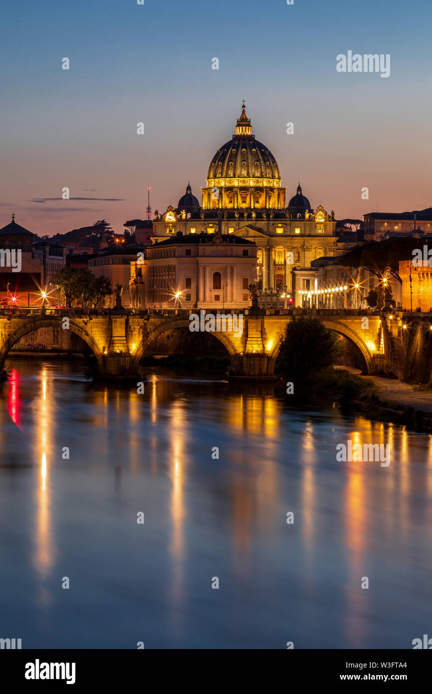 La basilique Saint Pierre avec Sant' Angelo's Bridge sur Tibre au coucher du soleil, Rome, Latium, Italie Banque D'Images