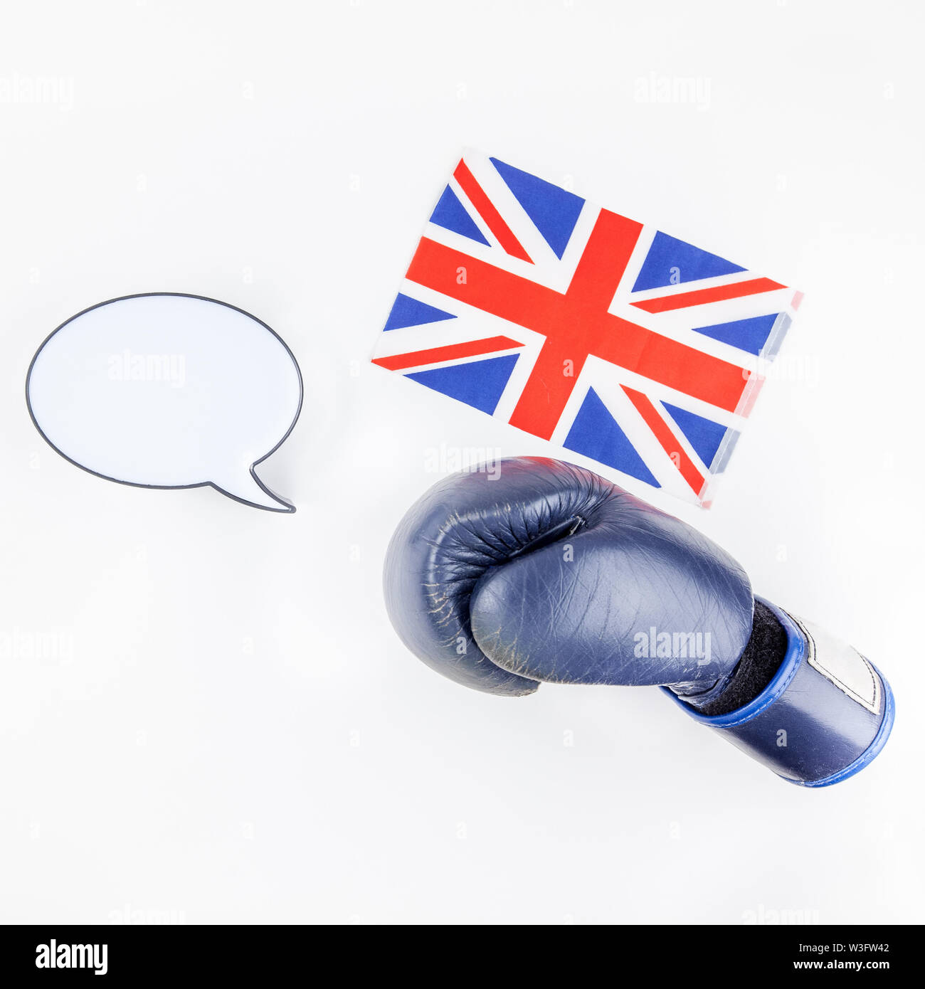 Creative haut voir télévision laïcs de gant de boxe avec la Grande-Bretagne drapeau avec bulle vide.jpg immersive et copiez l'espace sur fond blanc un style minimaliste. Banque D'Images