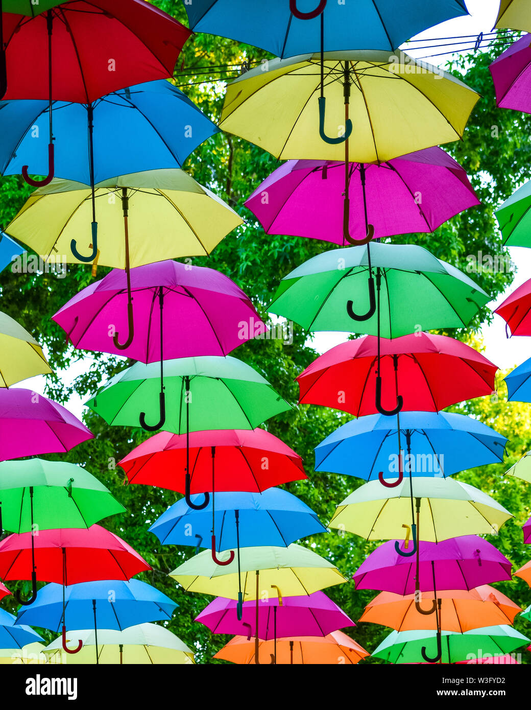 Fond parasols colorés. Parasols colorés dans le ciel que la décoration Banque D'Images